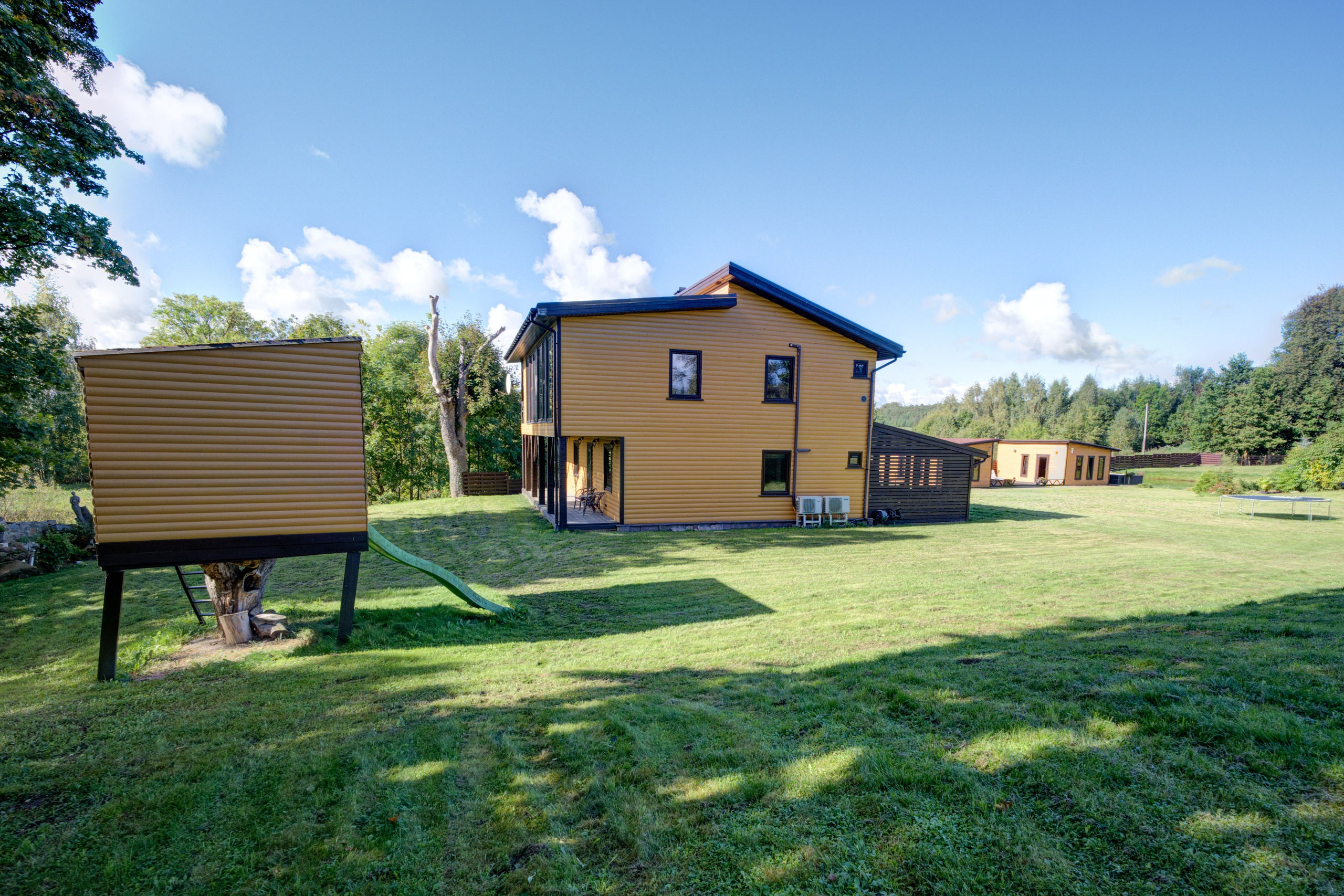 Sadyba Vinliaus r. prie ežero. Elina Sapiega fotografė Vilniuje