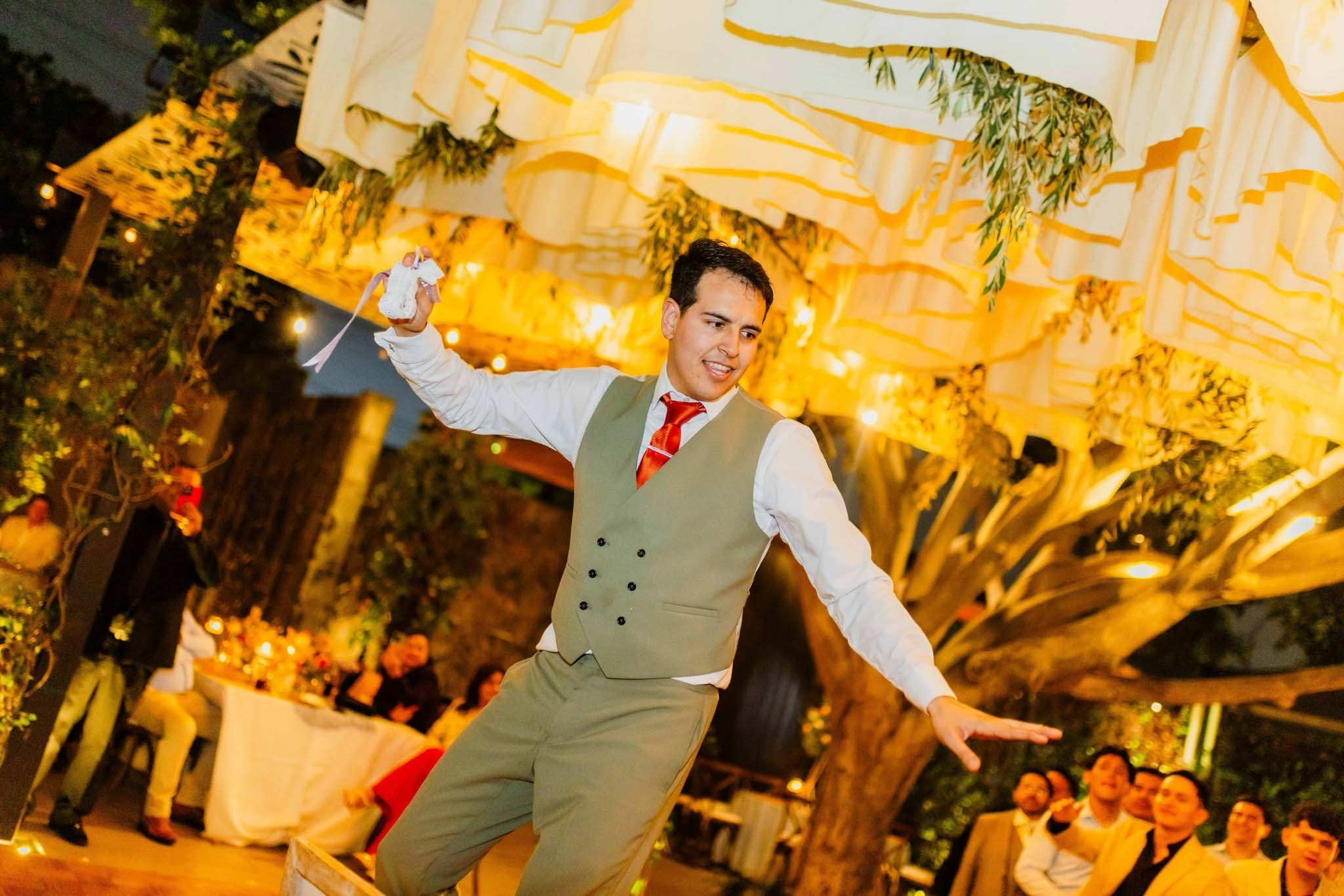 novio lanzando liga durante fiesta de boda en Jardines Escuadrón 201 en Tijuana Baja California invitados reaccionando