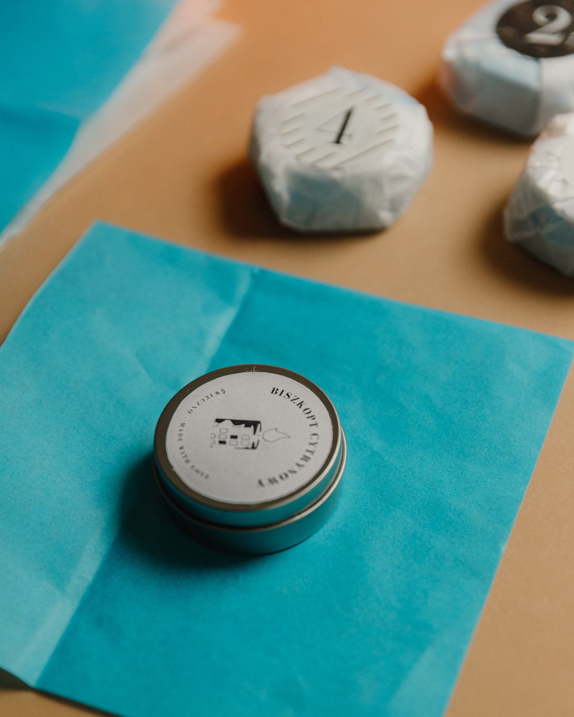 Candles | insta content. Kaja | fotograf we Wrocławiu | ludzie i psy