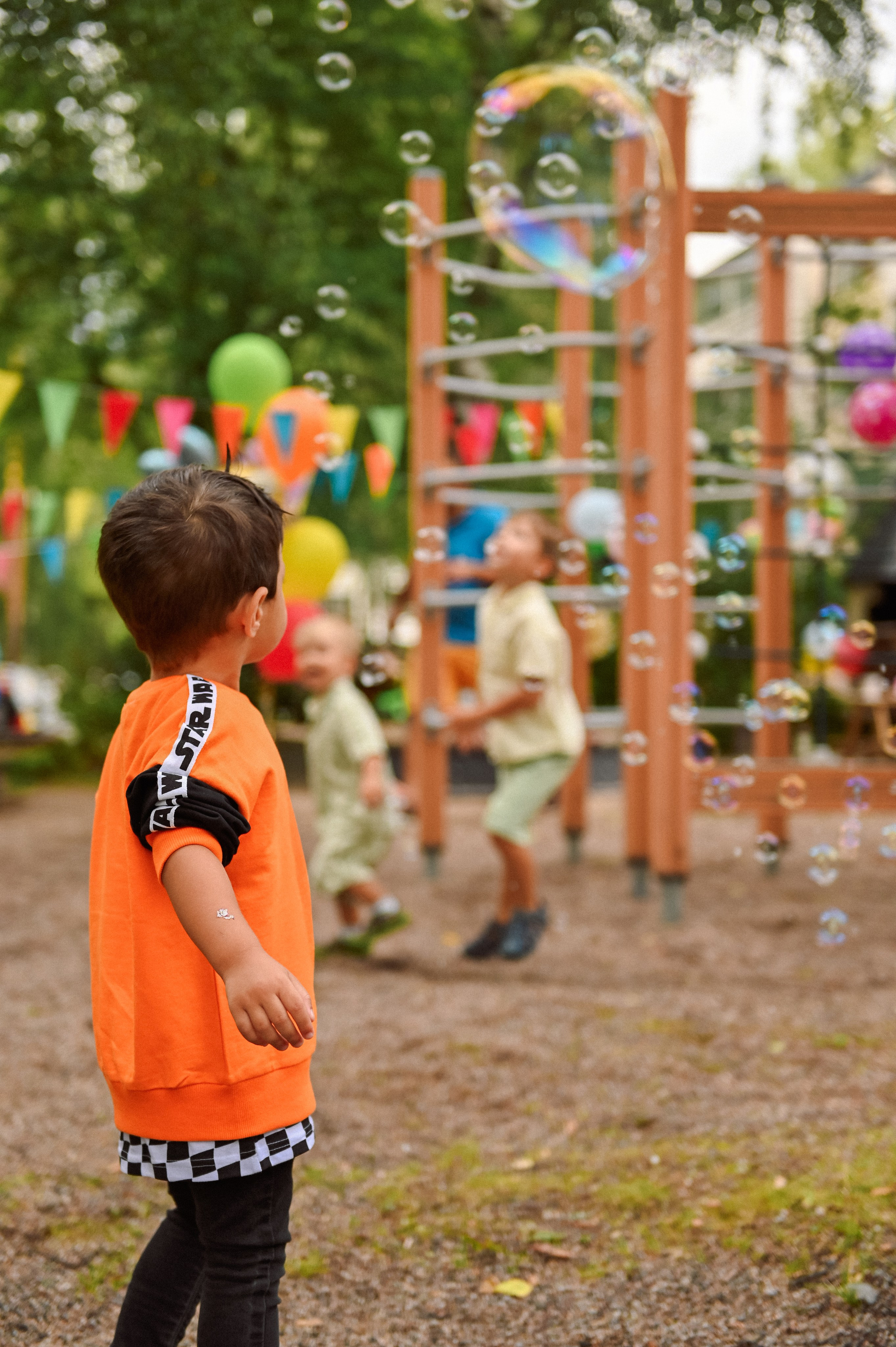 Праздник во дворе дома. Детский и семейный фотограф в финляндии дина пулкка. контент фотограф
