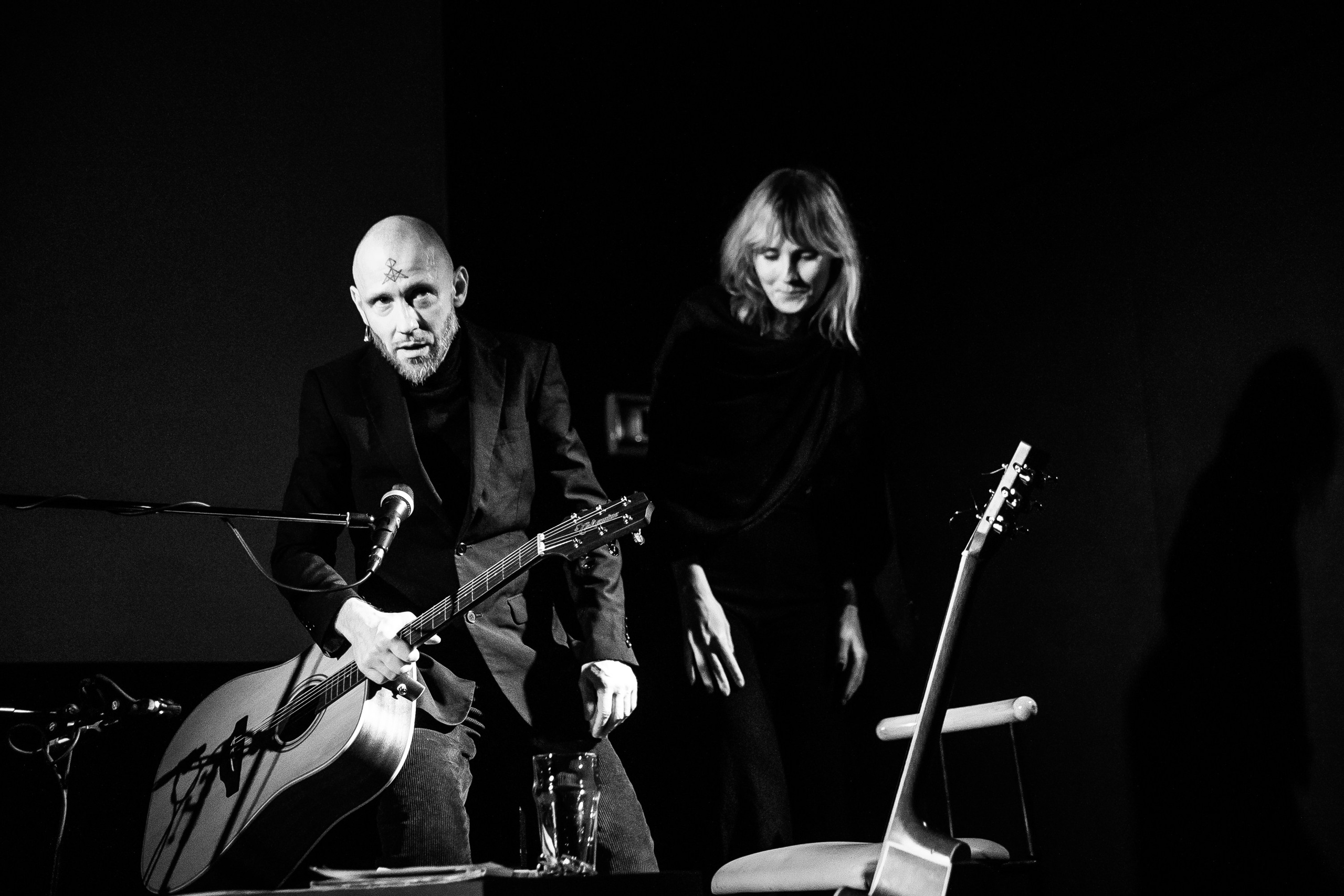 Imanta Dakša un video mākslinieces Mersedes(e) Margoit koncerts&video stāsts “Beidzot laimīgās haizivis”, 2024