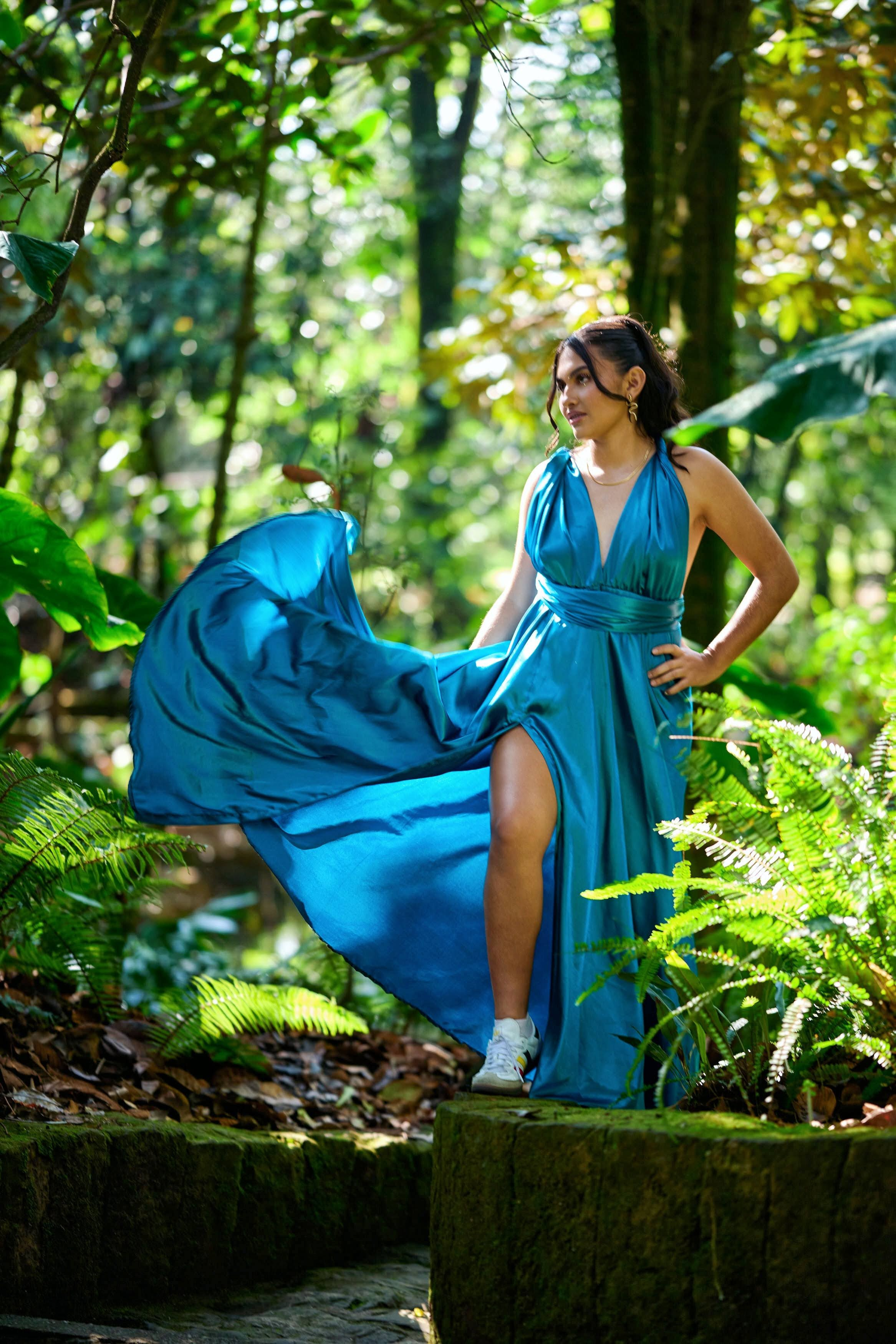 Gaby luciendo un vestido romántico en el lago del Jardín Botánico al atardecer.