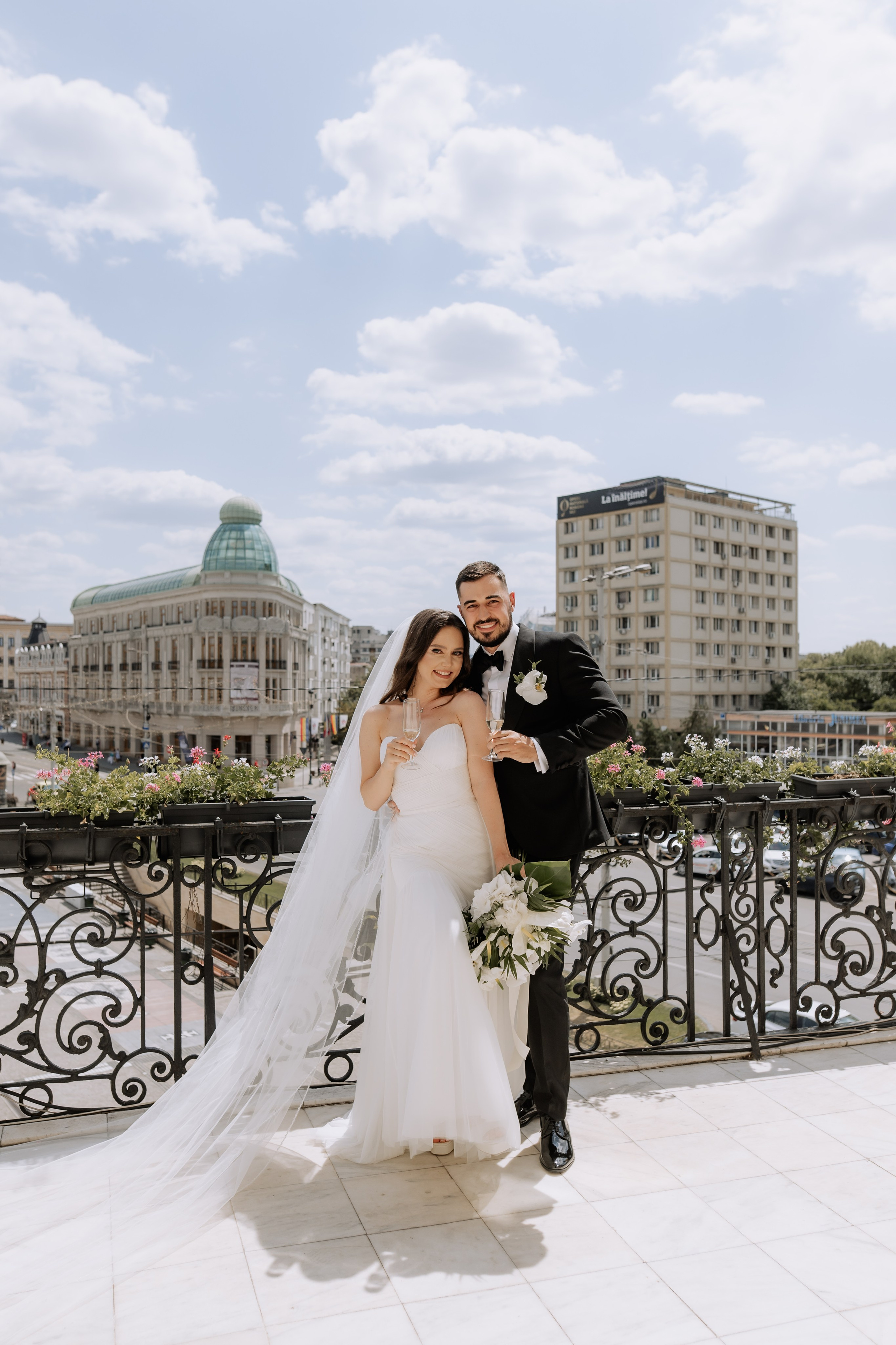 Cununie civila in aer liber , artificii de zi colorate , decor nunta , nunta la Hotel Traian. Proud Vision Weddings | Wedding Photography & Film — Servicii profesionale Foto Video Nunta Iasi