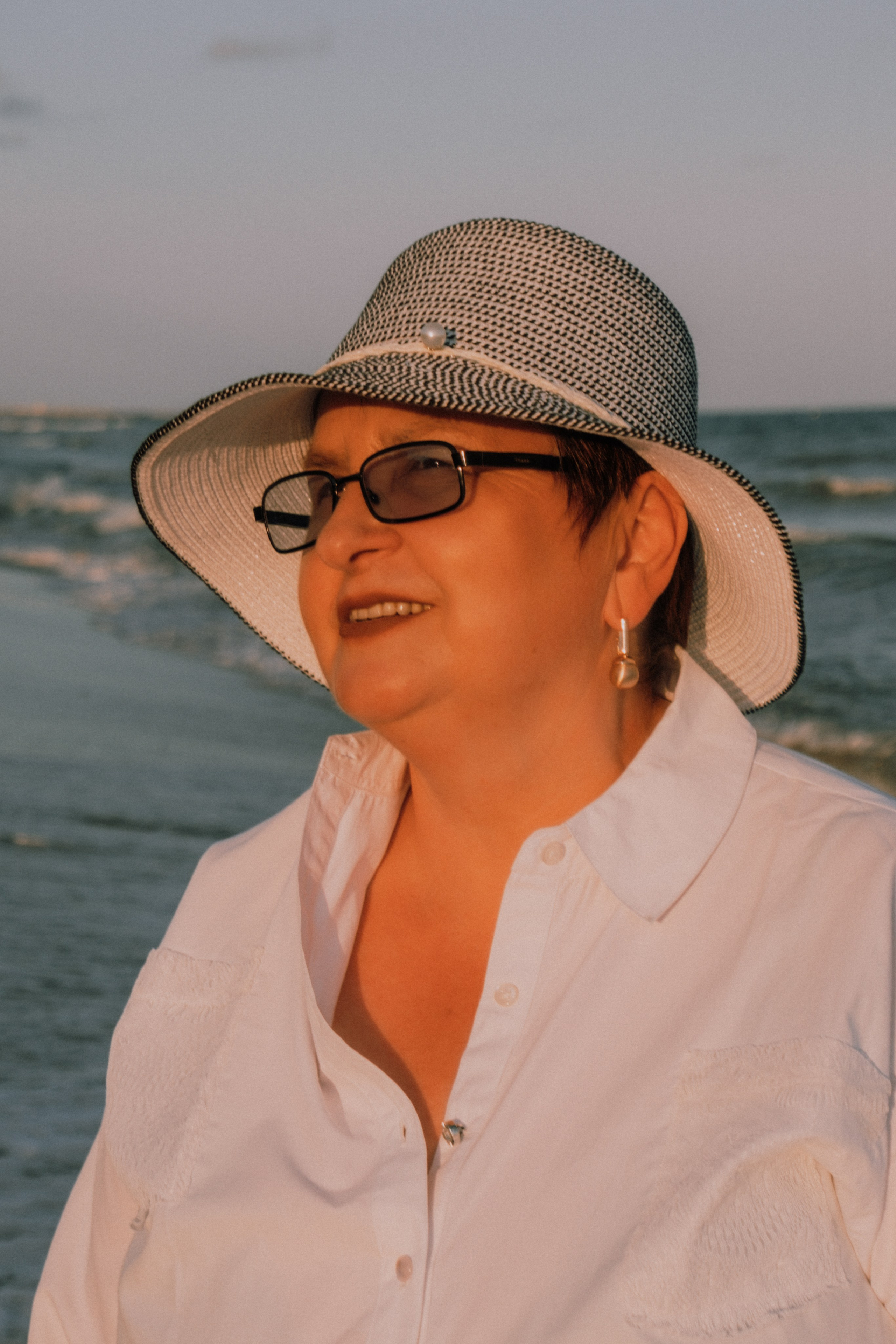 Sesión de amigas en la playa. Fotografía profesional en Calafell - Elena Medvedeva