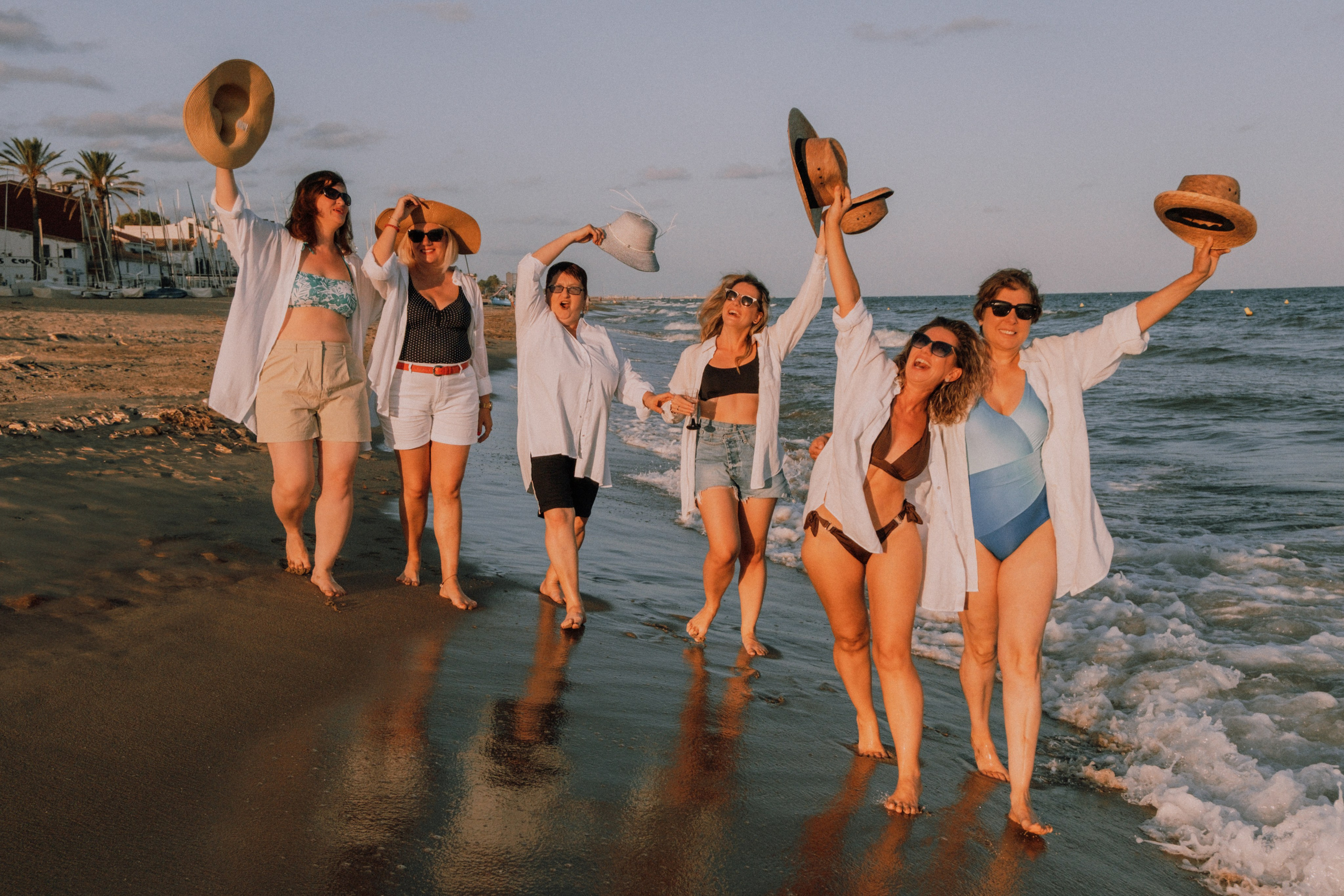 Sesión de amigas en la playa. Fotografía profesional en Calafell - Elena Medvedeva