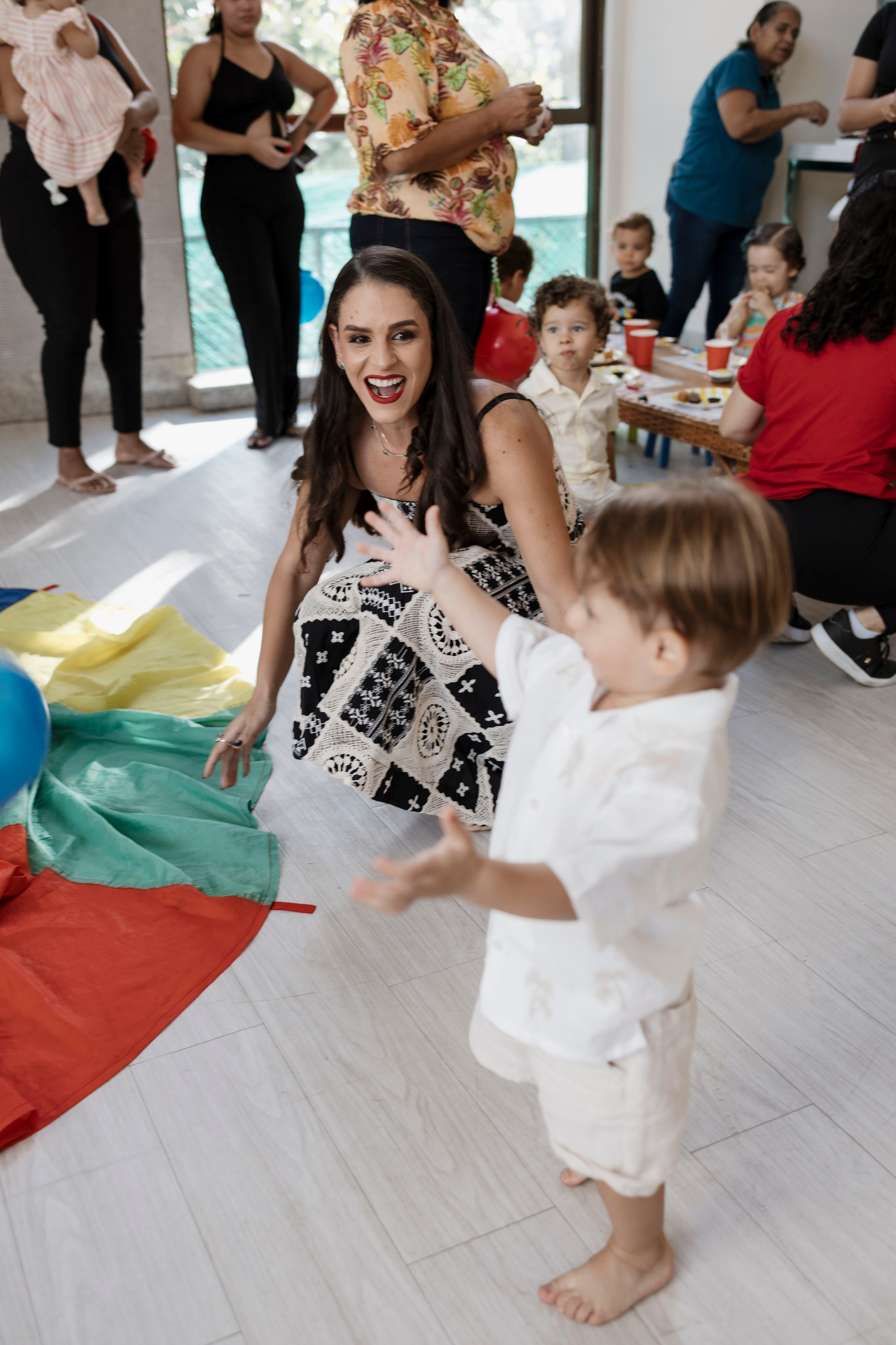 Criança de dois anos dançando e aproveitando a festa