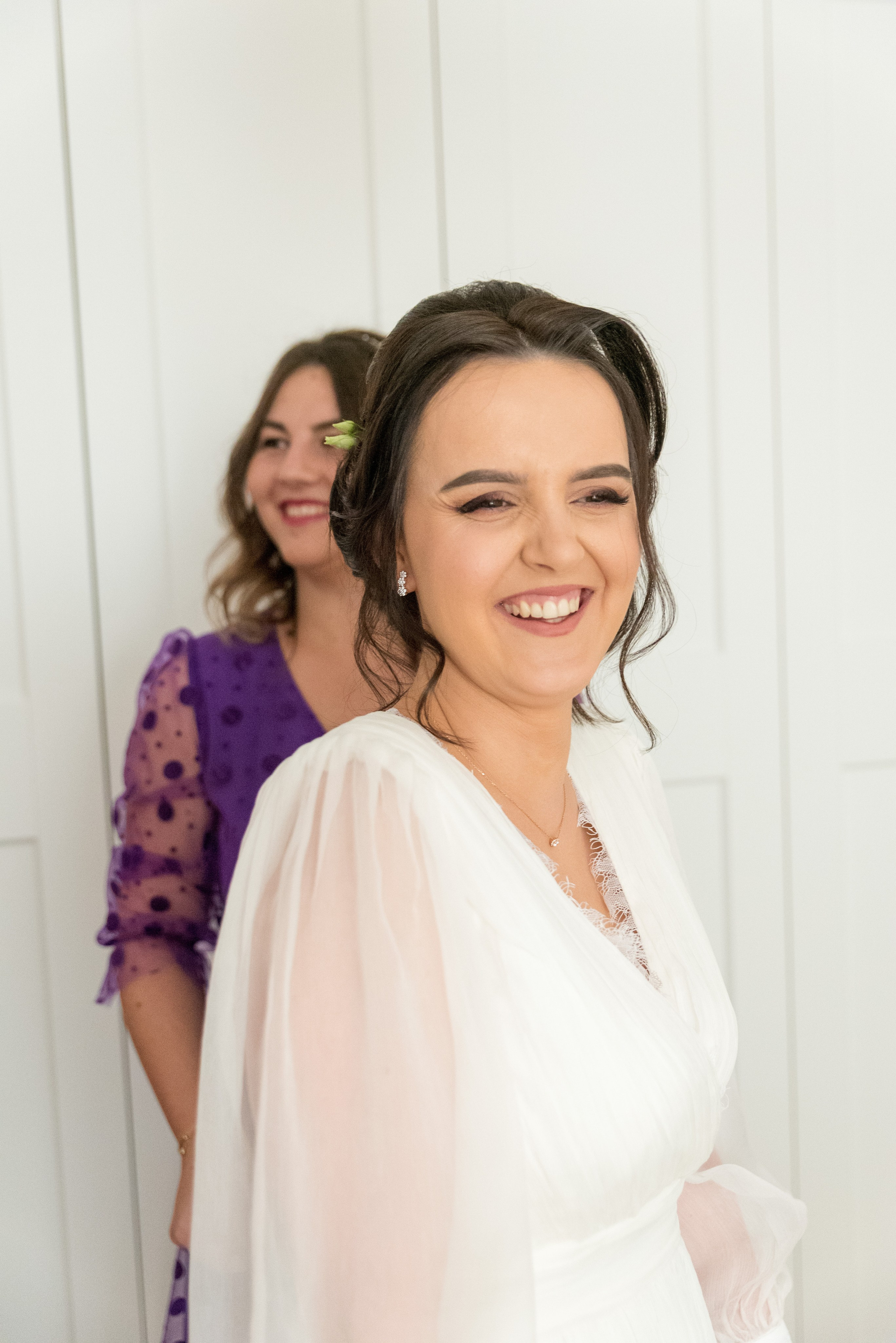 Photo session at home, wedding photos, Bucharest wedding photographer, wedding photos at home, bridal posing, customs, professional wedding photography, photo of the bride with her mother