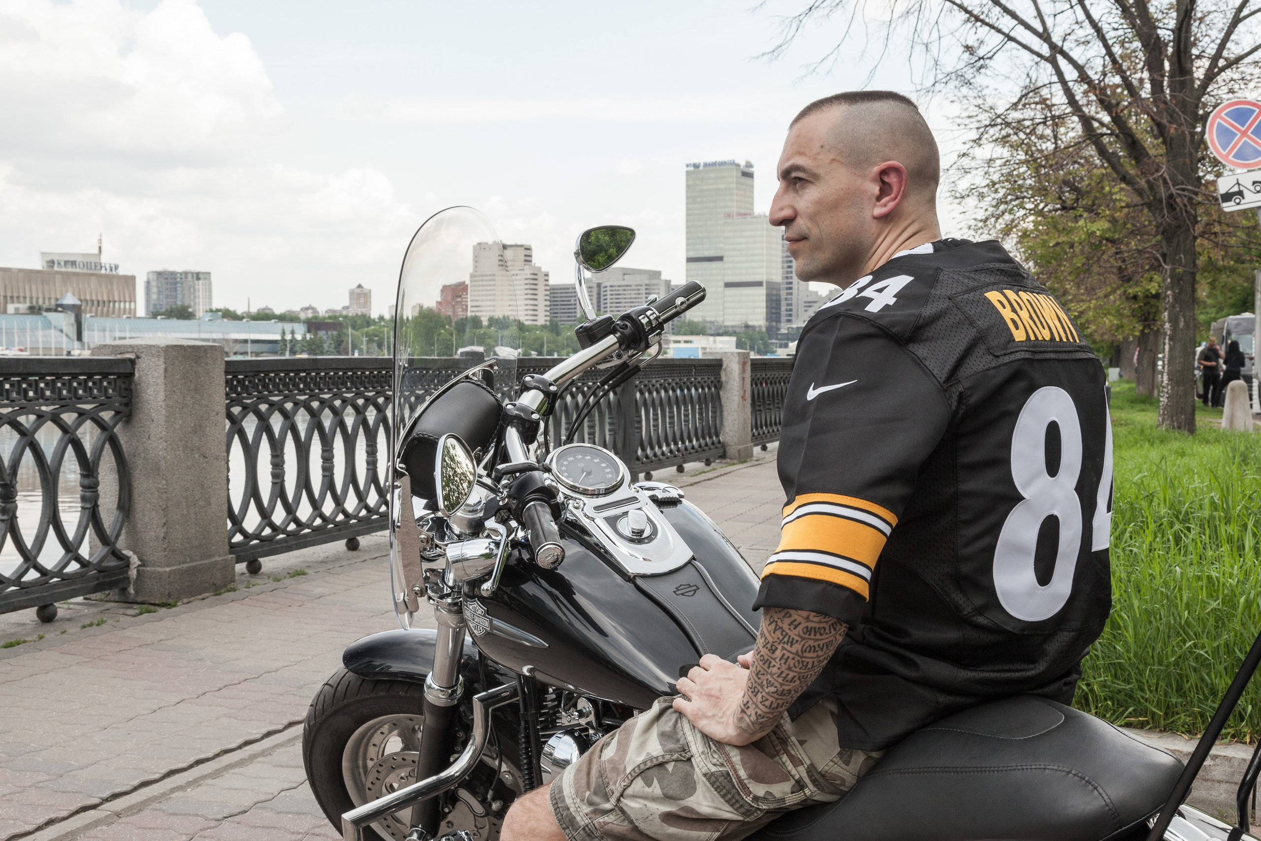 Location portrait of a biker on a Harley Davidson motorcycle in city landscape - photographer Andrey Dunin