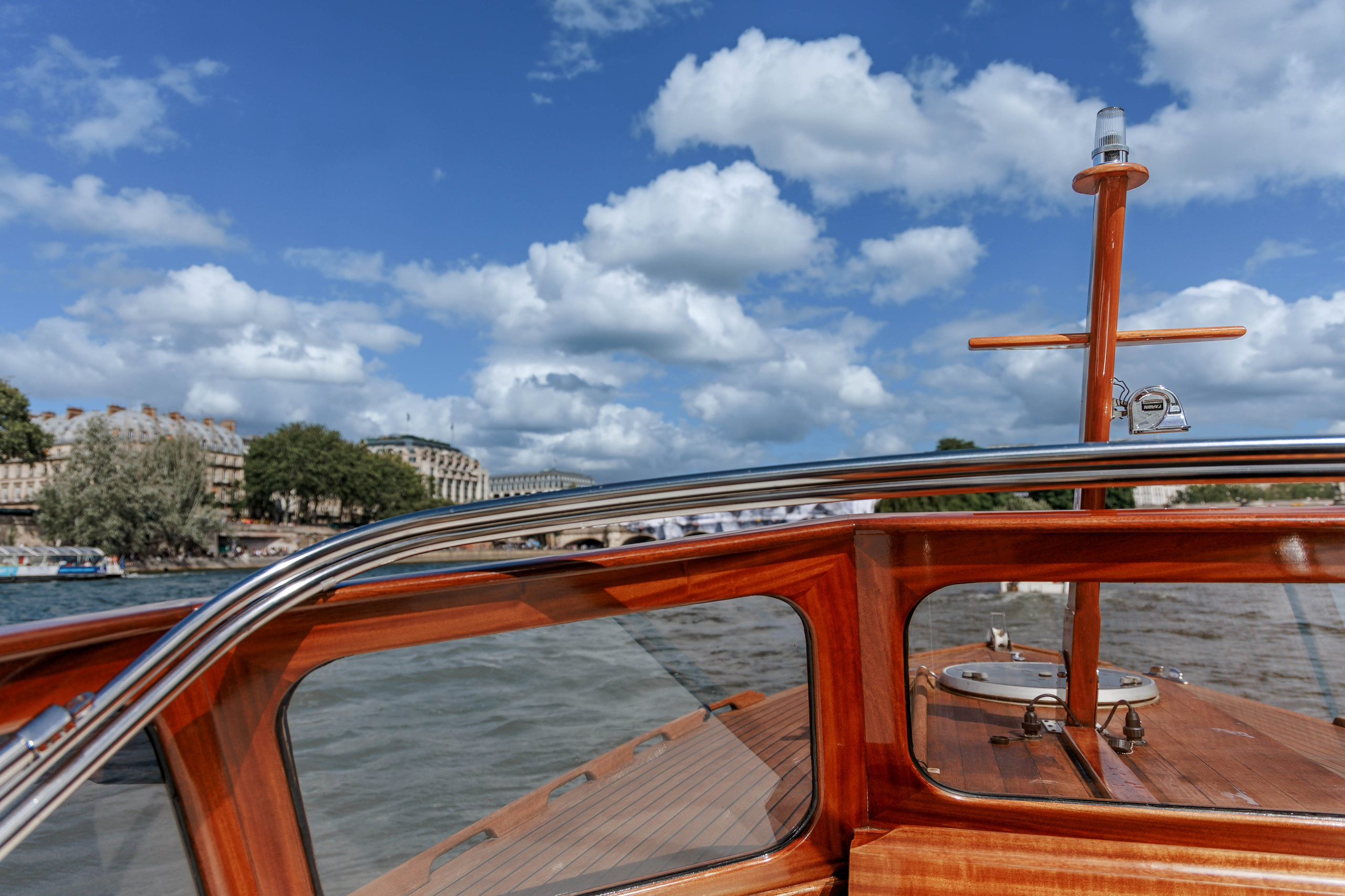 A Luxury Surprise Proposal on a Boat in Paris: Photo, Video & Champagne. Photographe à Paris