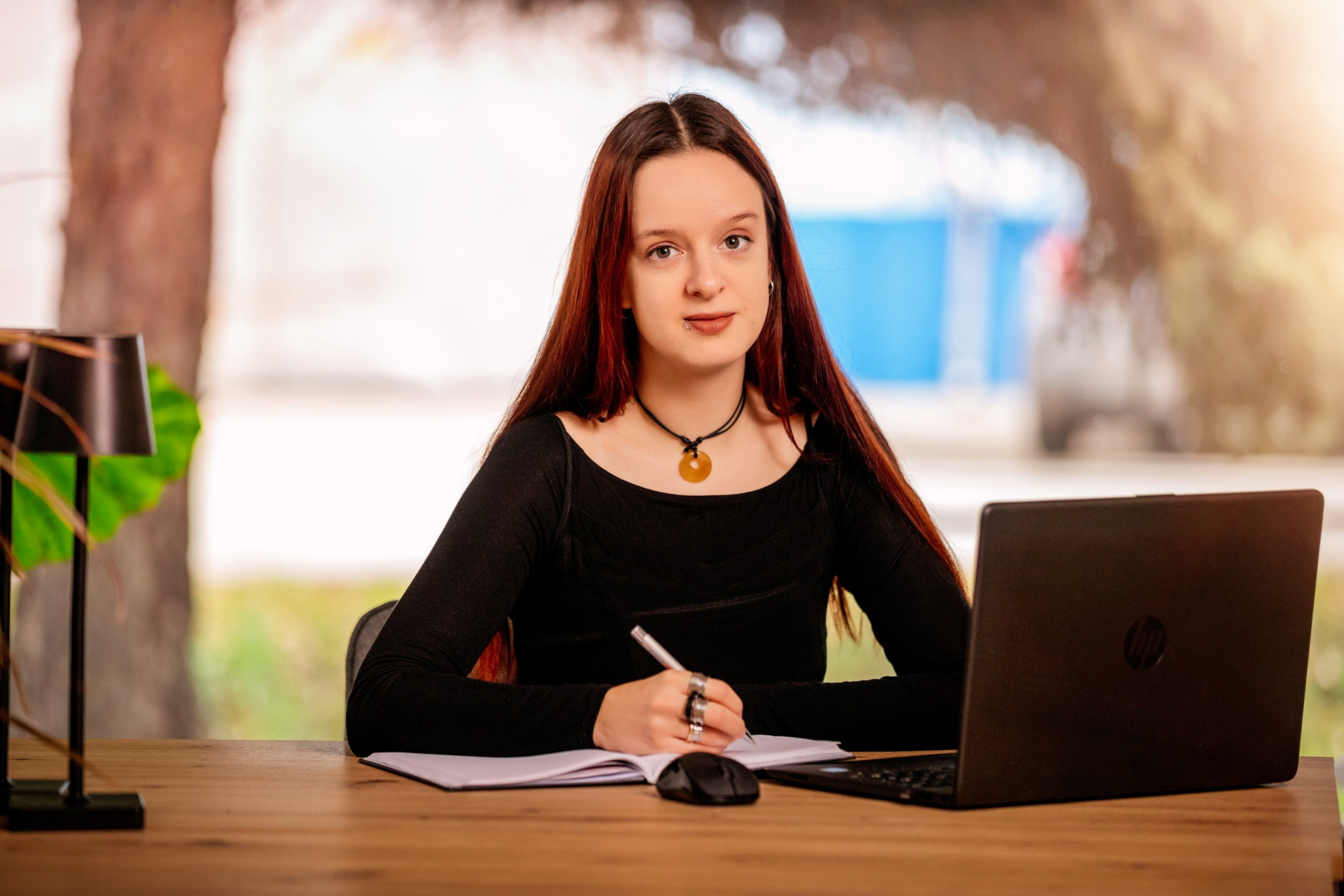 POSLOVNI PORTRETI. Fotografi iz Backog Petrovca David i Andrea Stojanovic