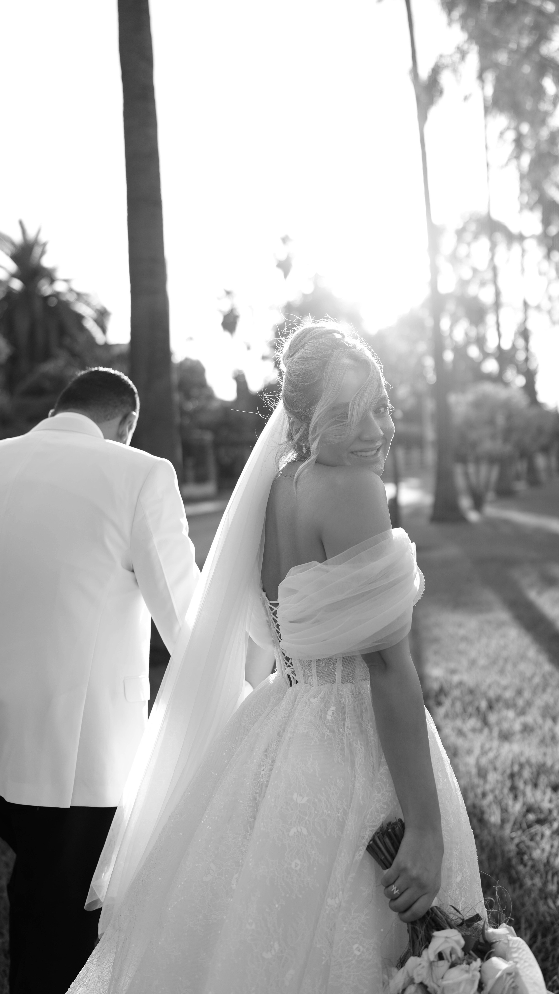 عروس در کنار داماد با دسته گل