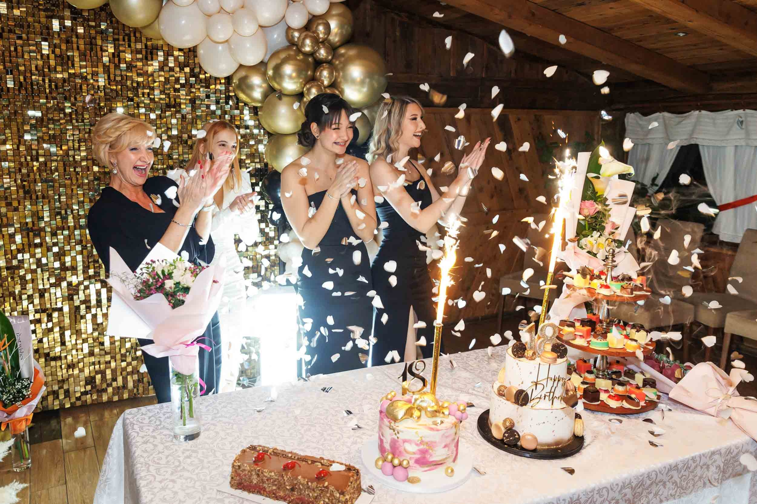 Vrhunac proslave sa tortom, konfetama i veseljem, fotografisanje nezaboravnog 18. rođendana i atmosfere u Novom Sadu.