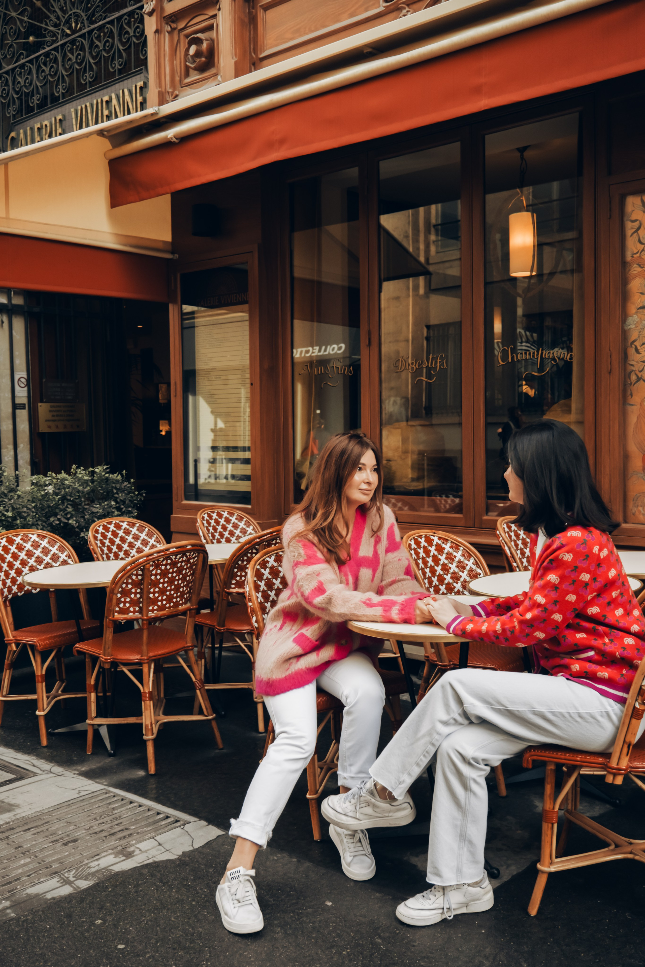 Julia with her adult daughter. Photographer in Paris Marina Chaput