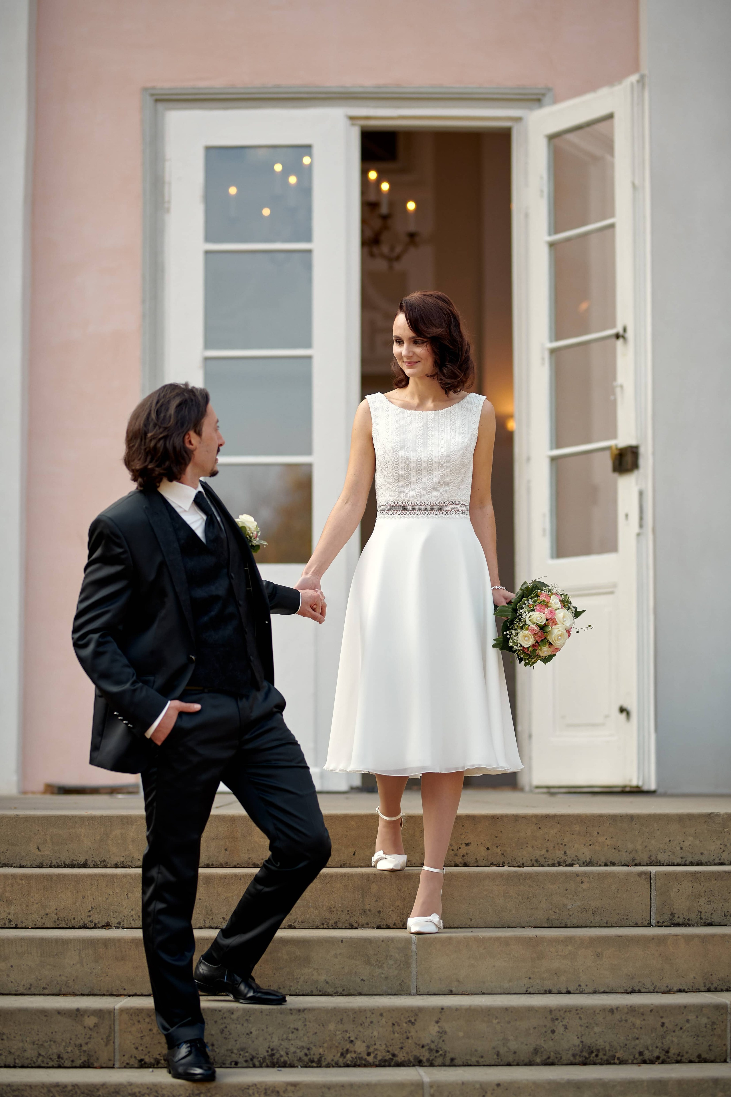 Frisch verheiratet in Hechingen – Katja & Alexej verlassen Hand in Hand die Villa Eugenia nach ihrer standesamtlichen Trauung.