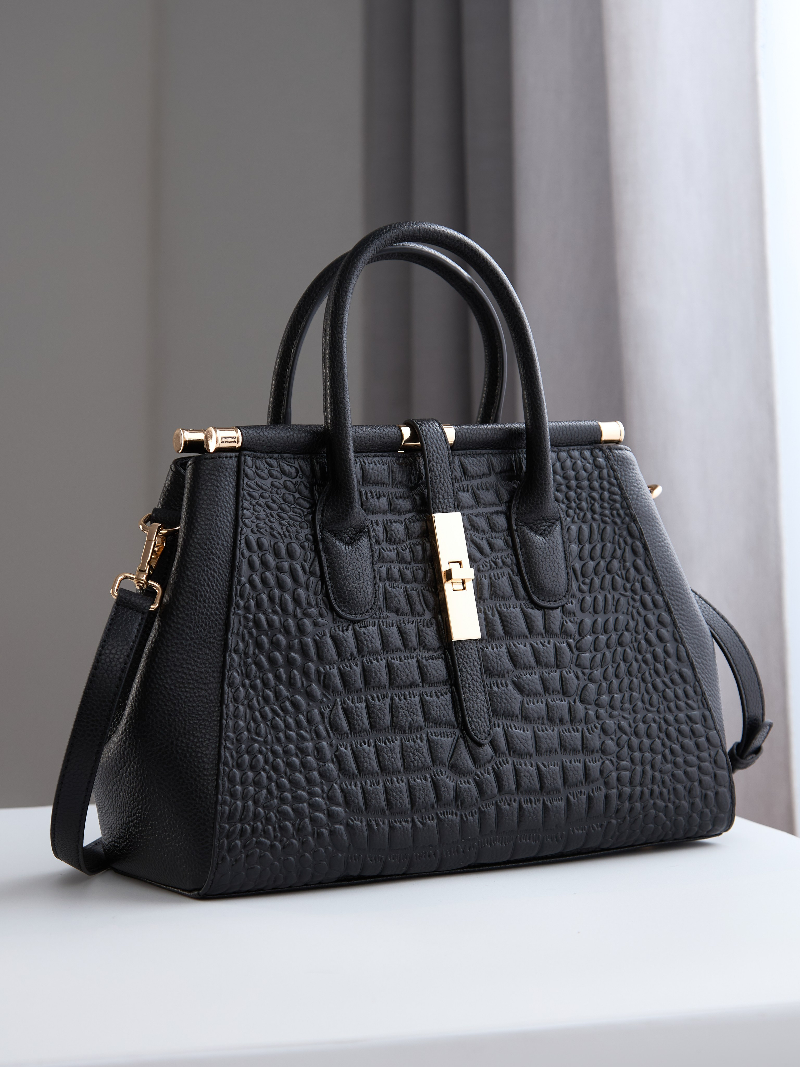 Сумки и кошельки. Предметная фотосъемка в Алматы. Студия фото и видео съемки товаров