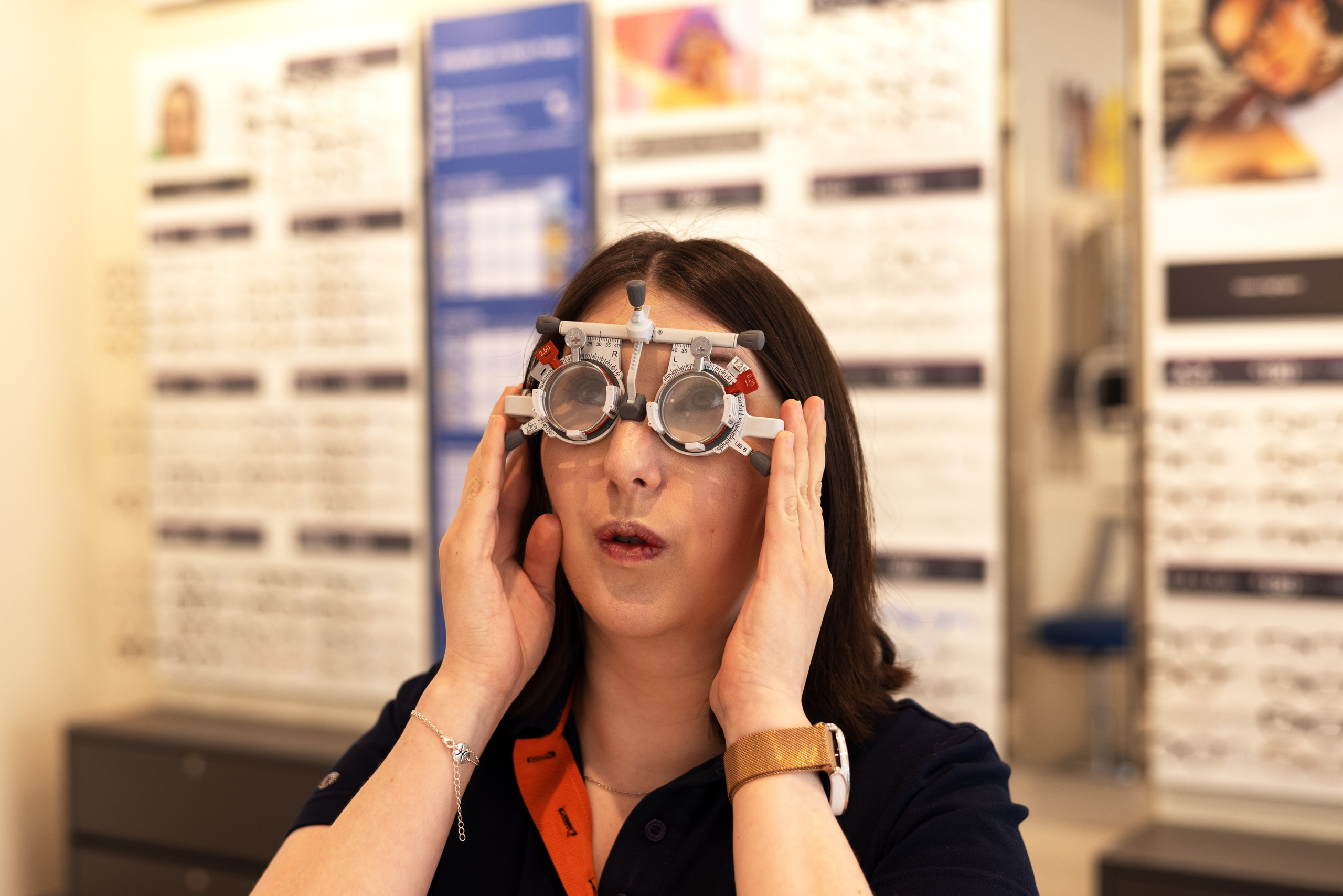 Image-Video für Optiker – Sehtest: „Image-Video eines Optikers, der einen Sehtest bei einem Kunden durchführt, mit moderner Ausrüstung und professioneller Beratung.“