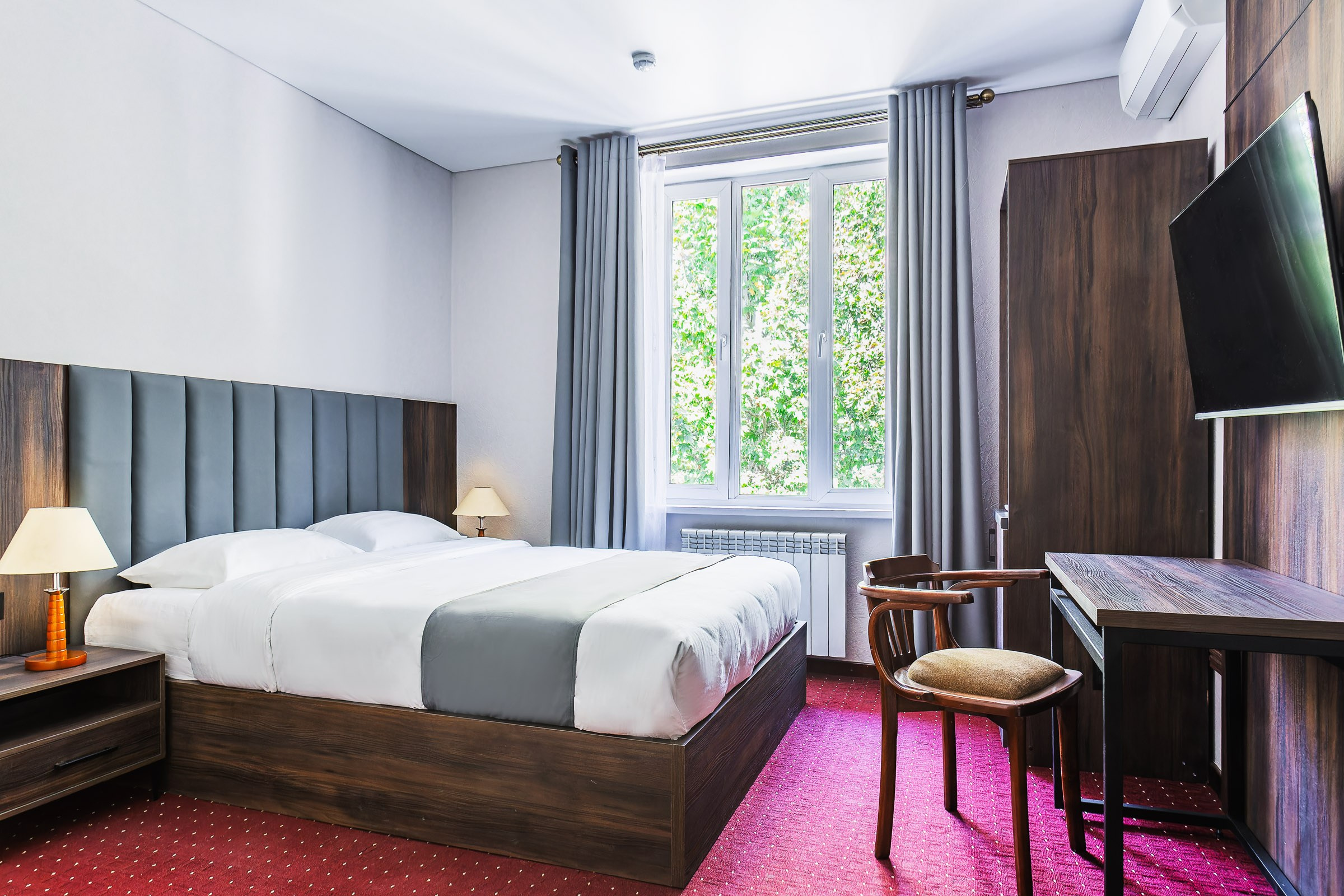 Архитектурная и интерьерная съёмка в Ташкенте — фасад и холл отеля.