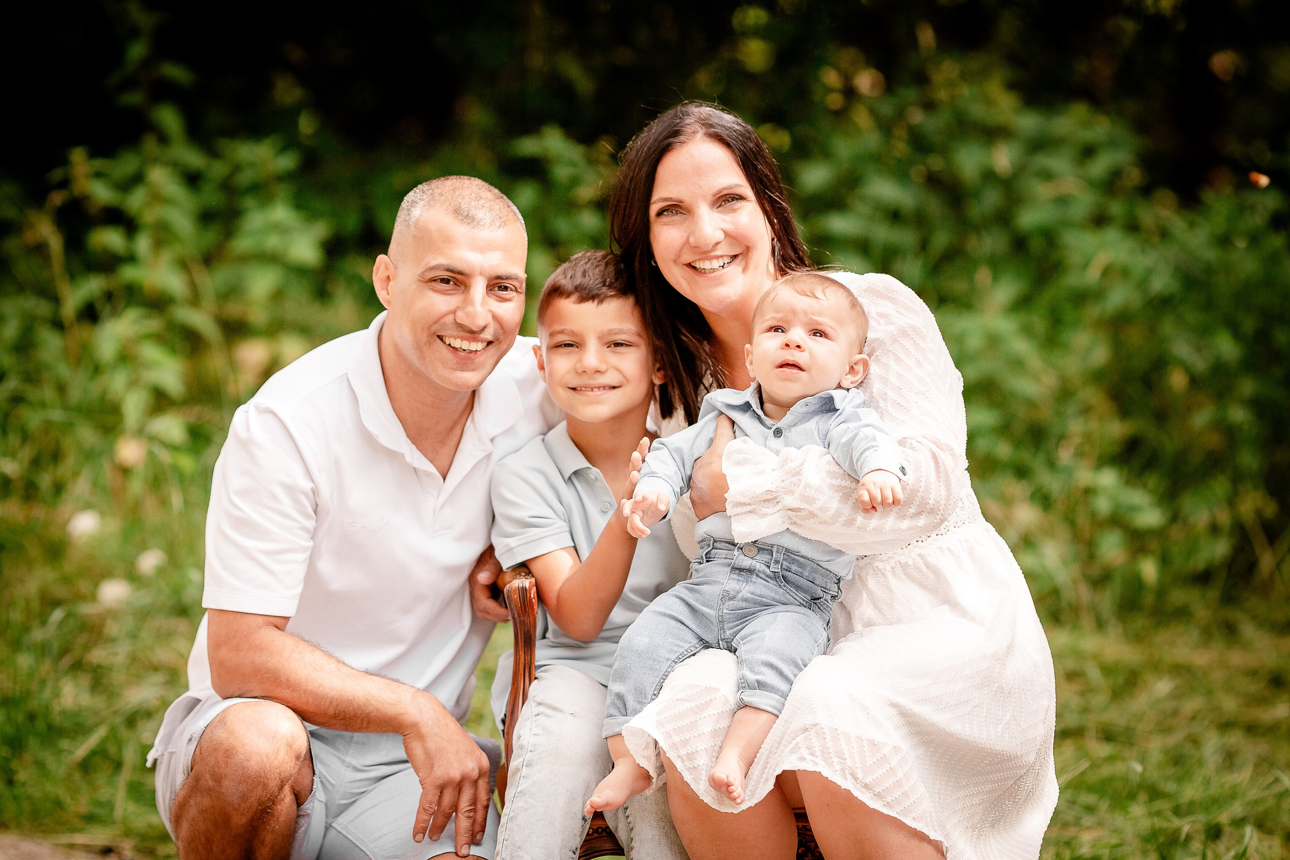 Natürliche Familienbilder am Sommer. Professionele fotografin in Münsingen Olesia Wegele