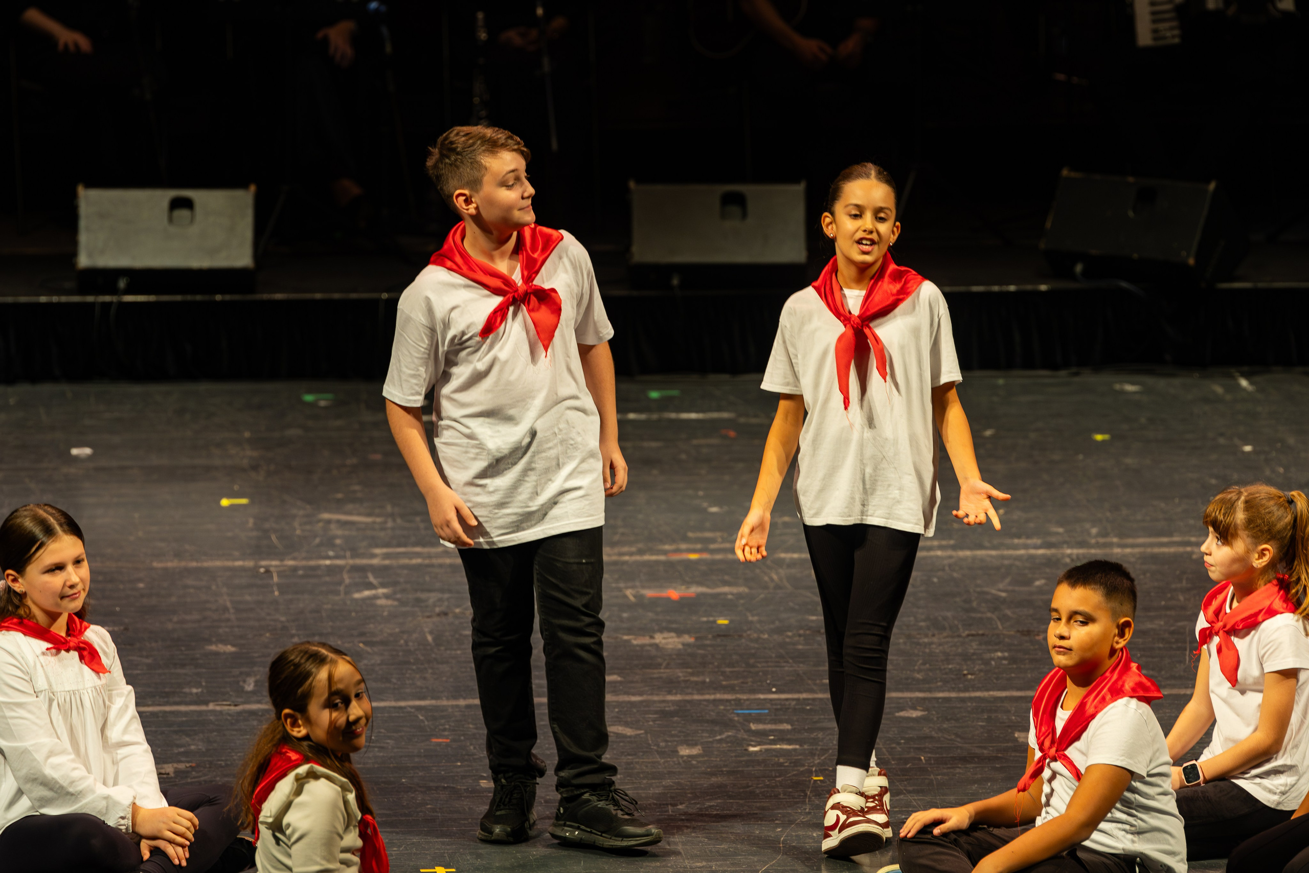 Galerija fotografija sa svečanog koncerta RKUD Proleter u Narodnom pozorištu Sarajevo, prikazuje nastupe izvođača, svečanu atmosferu, bogatu scenografiju i publiku u prepunoj dvorani.