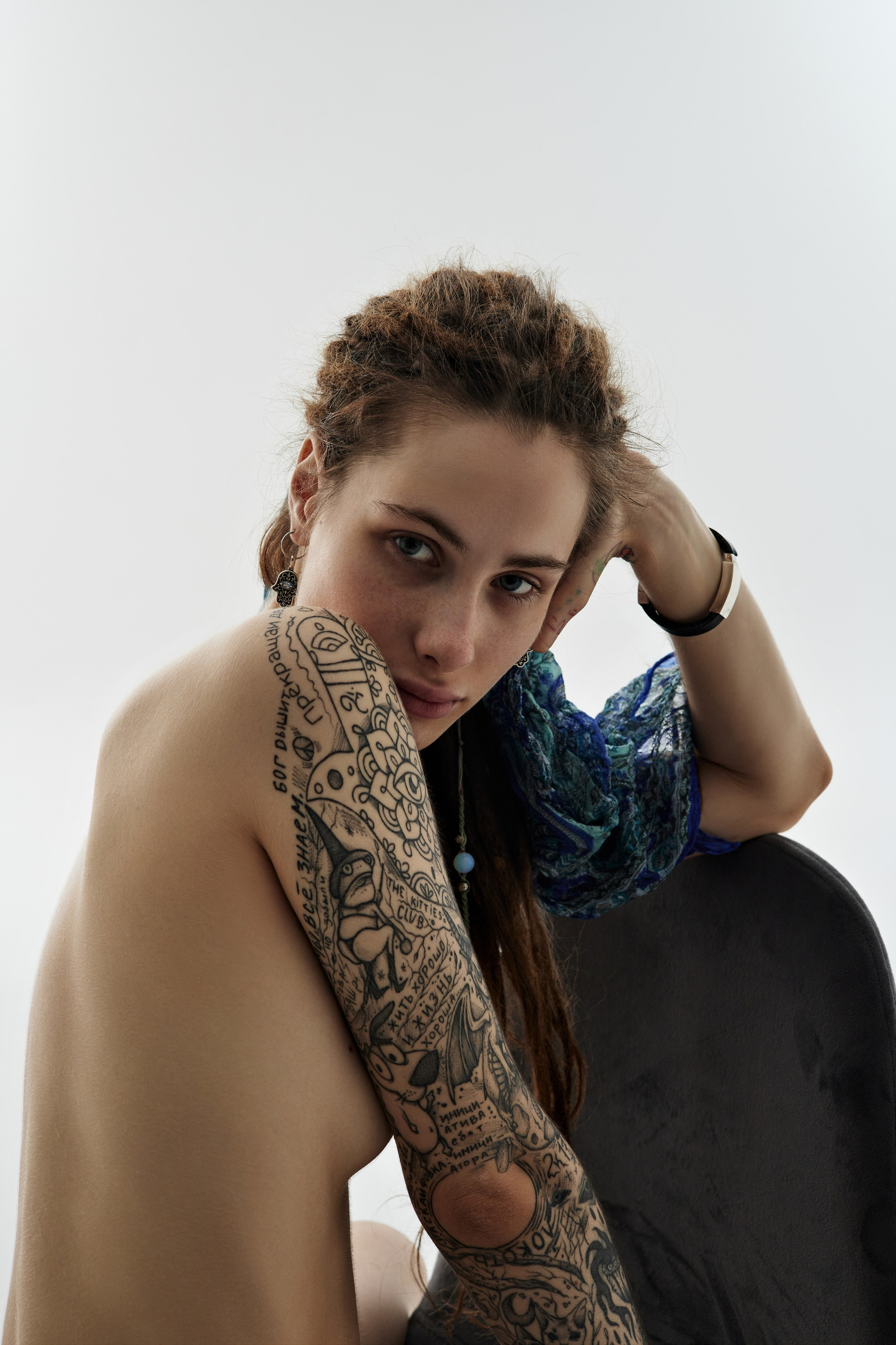 Чистая композиция и свет: модель в жанре fine art nude на бесконечном белом фоне