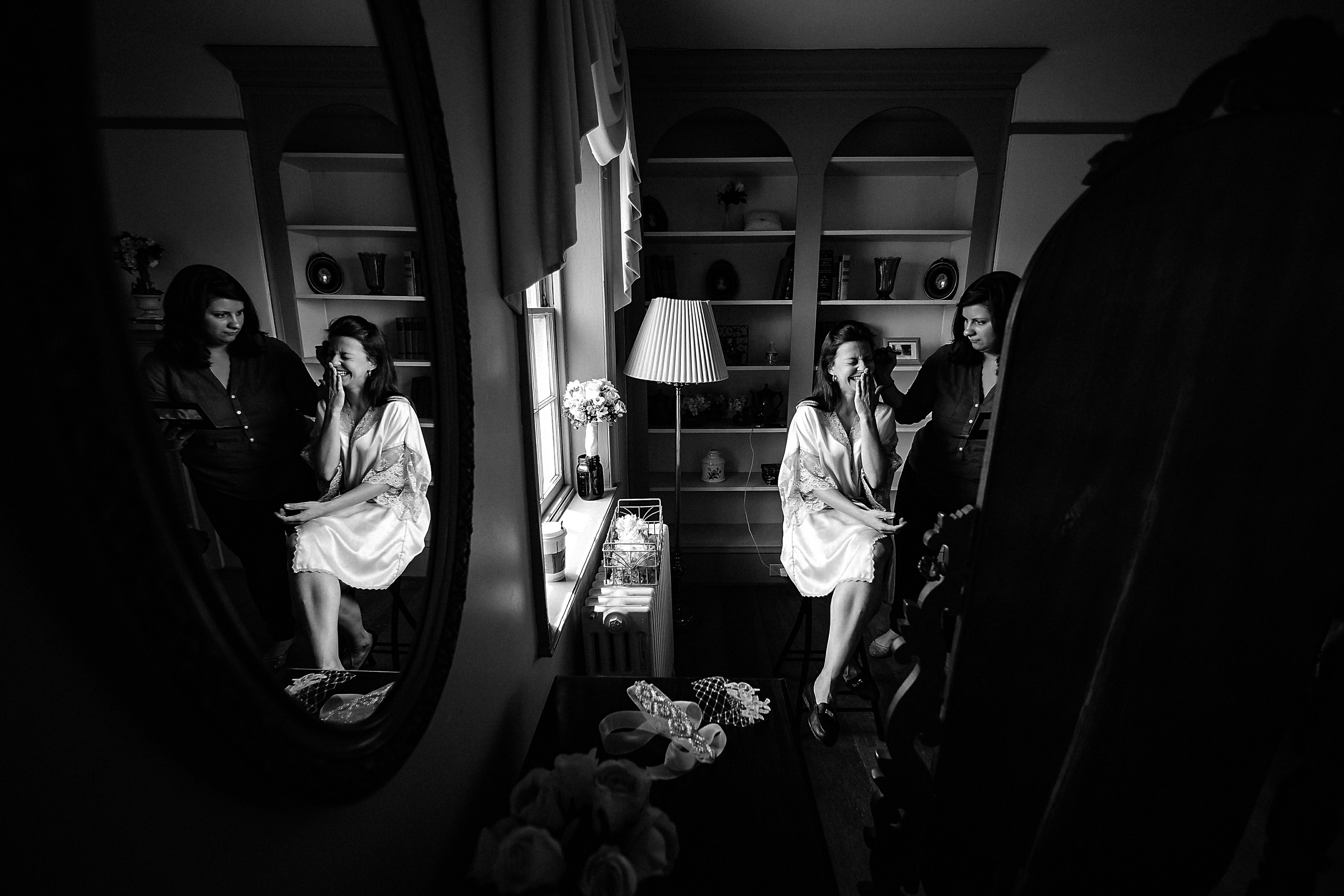 Фотограф в Ирландии Дублин свадьба утро фотки лучший топ свадебный красивая невеста приготовление утро зеркало волнение смех