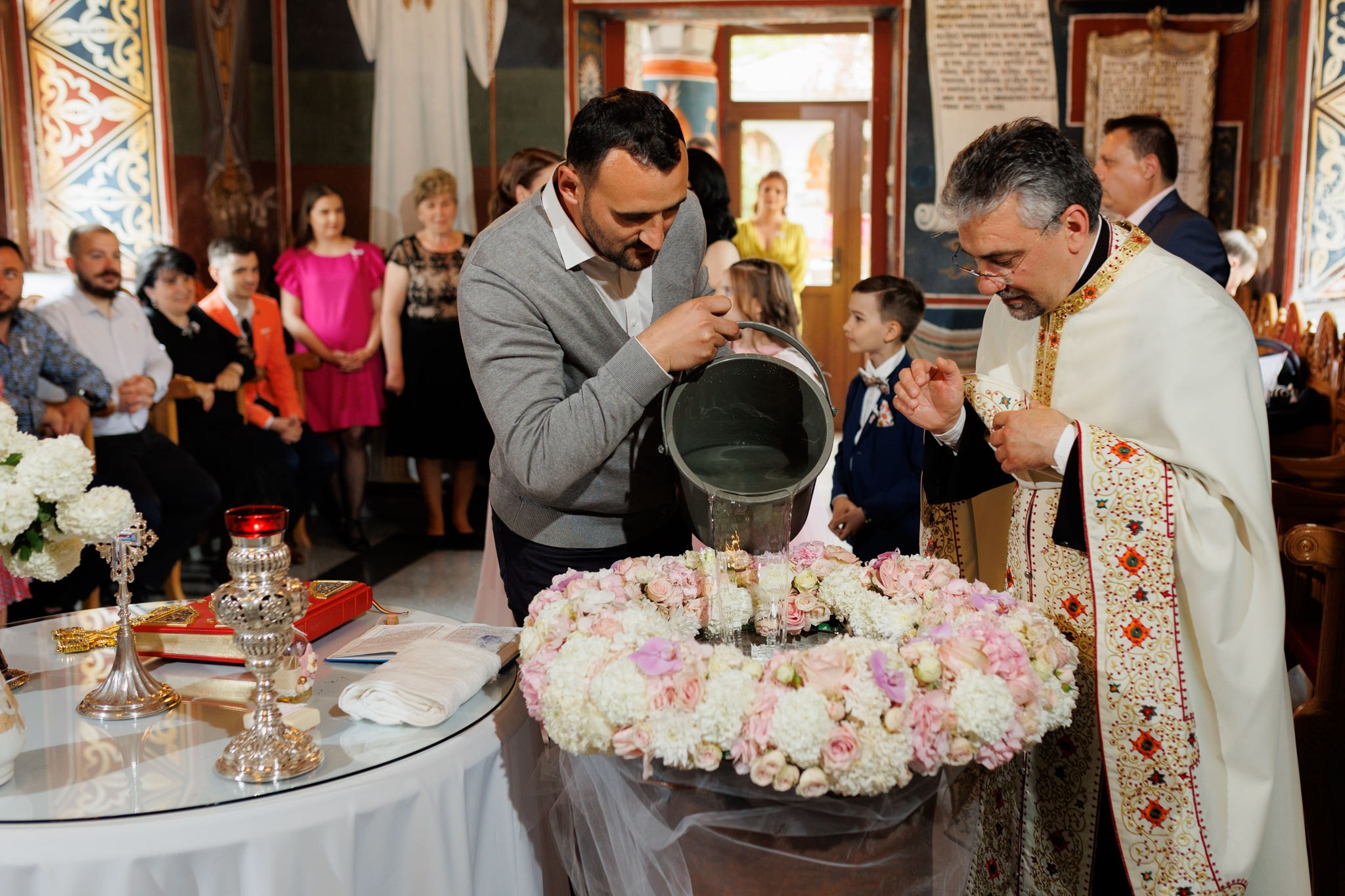 Momente din timpul pregatirii slujbei de botez.