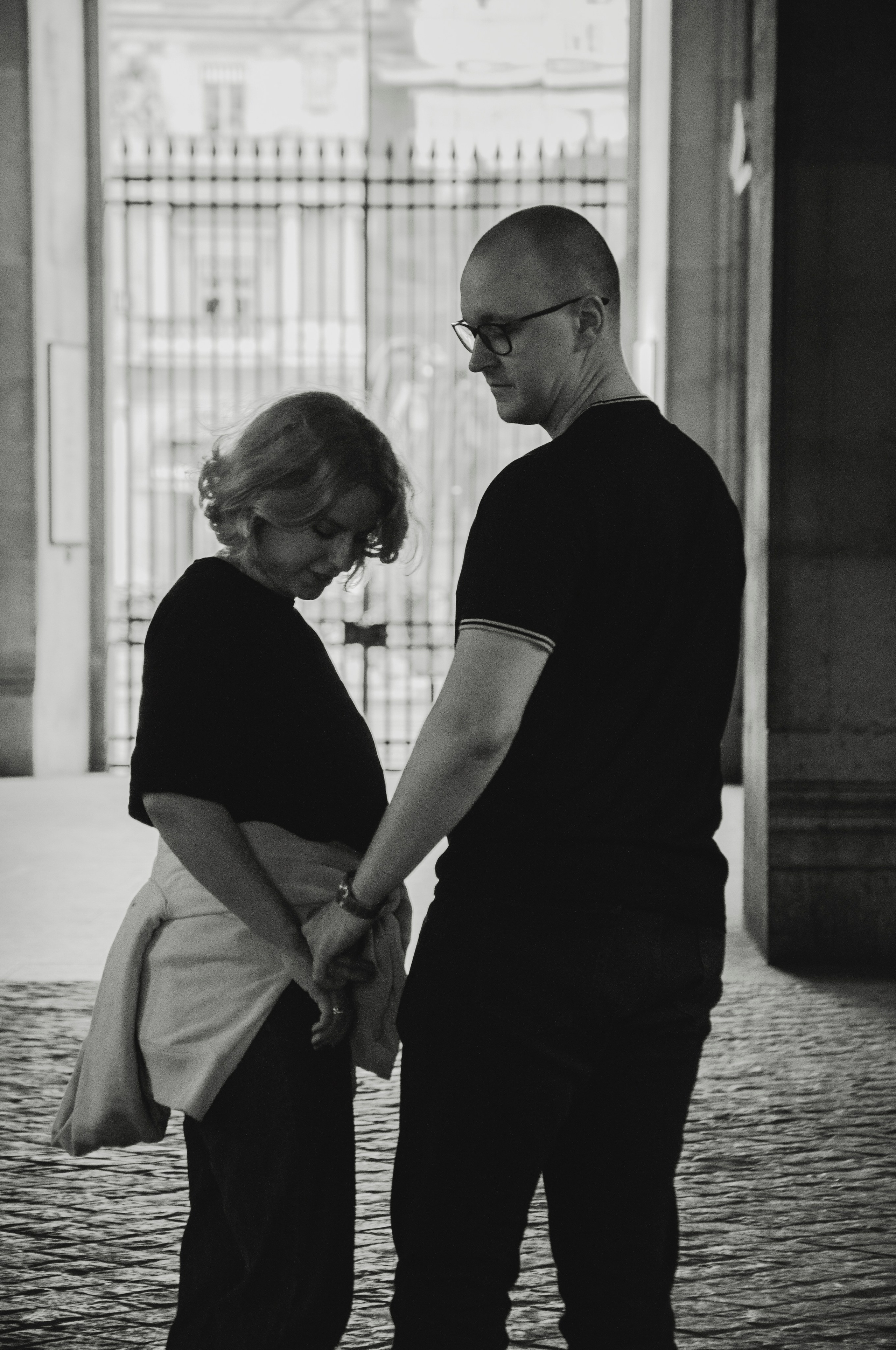 Couple photoshoot near the Louvre. Paris photographer — Polina Osipova