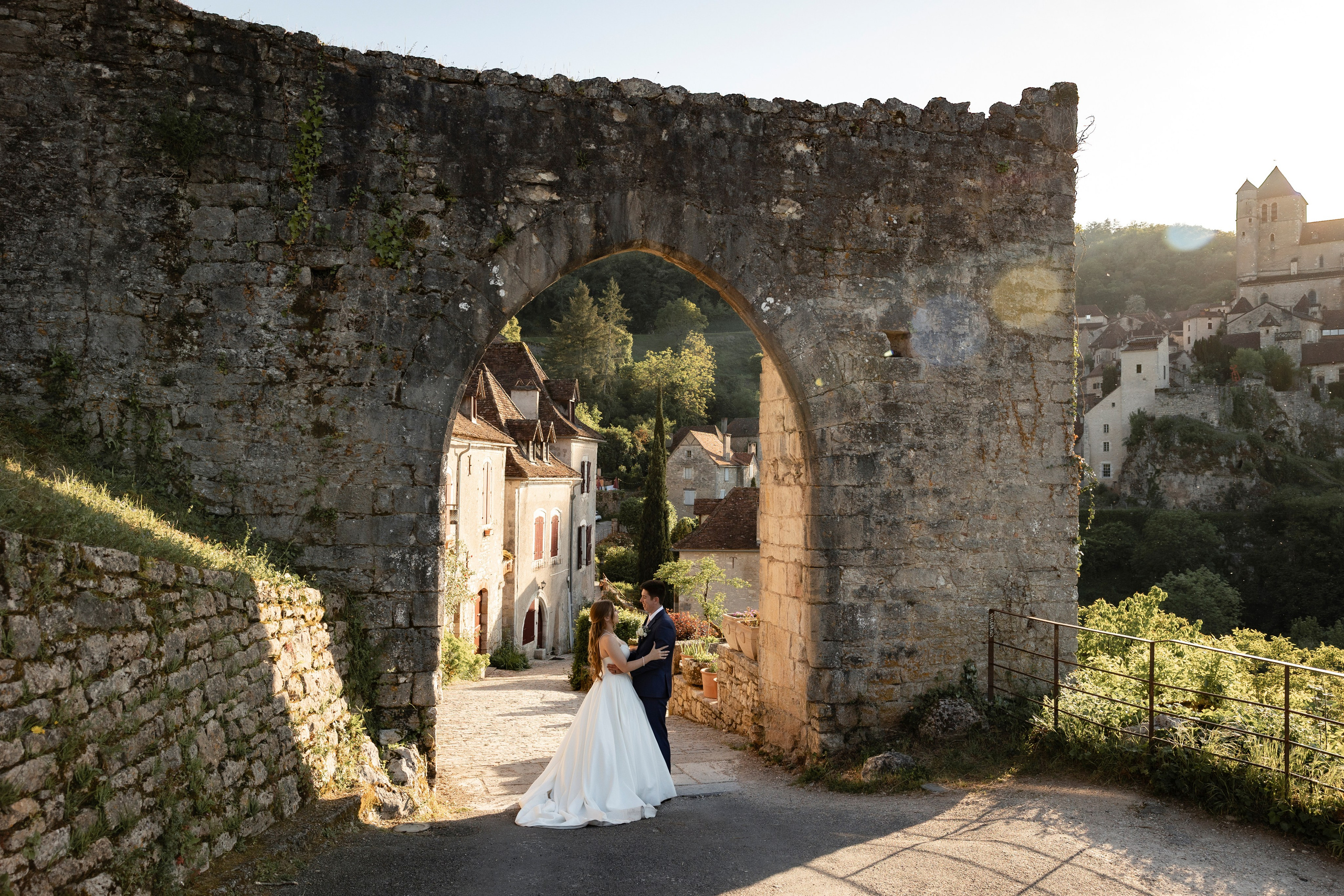 Portrait romantique d’elopement dans la vallée du Lot dans le Sud-Ouest de la France