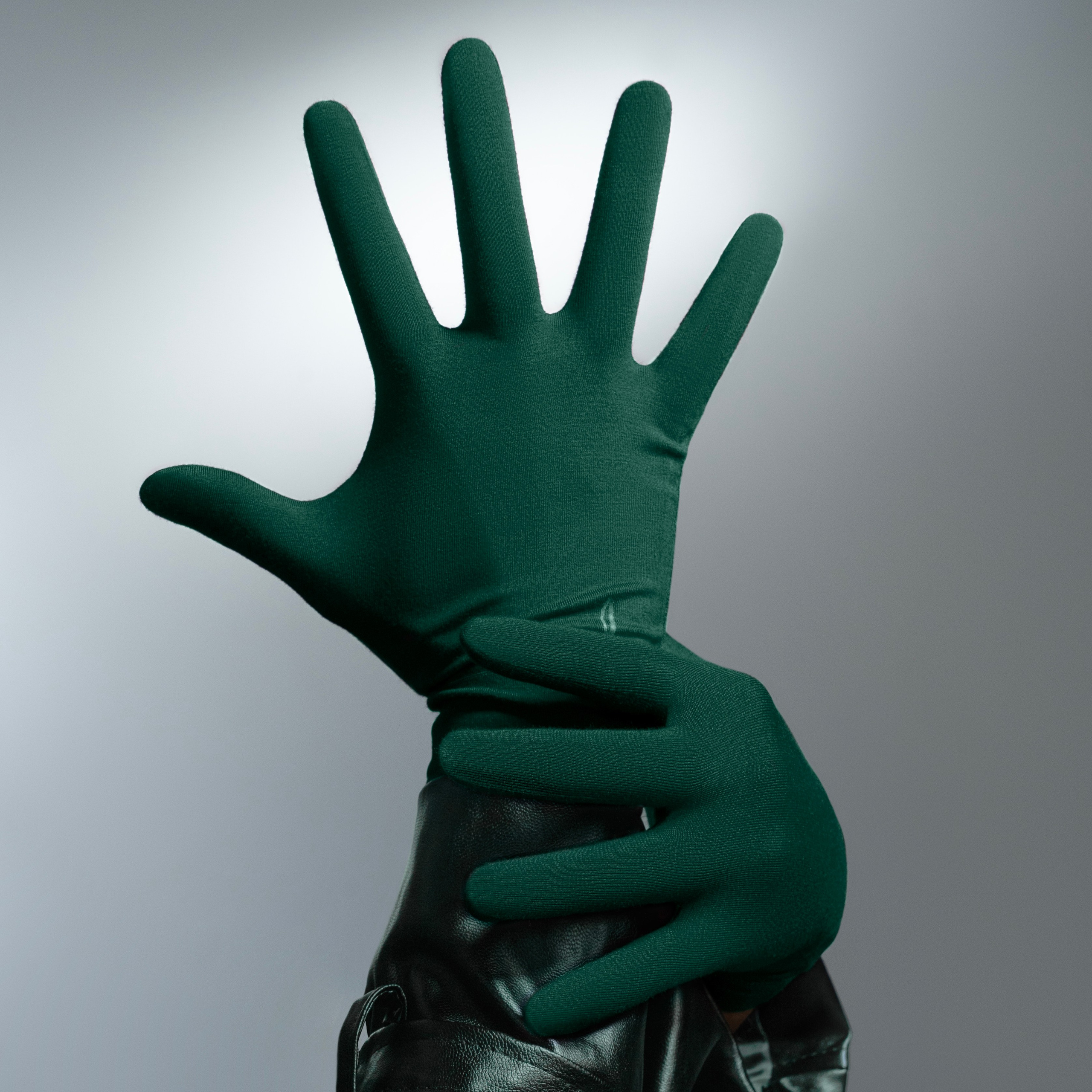 KALMTHREAD organic Gloves. Hanna Asaulova — Fashion Photographer in Vilnius | Professional Fashion Photography