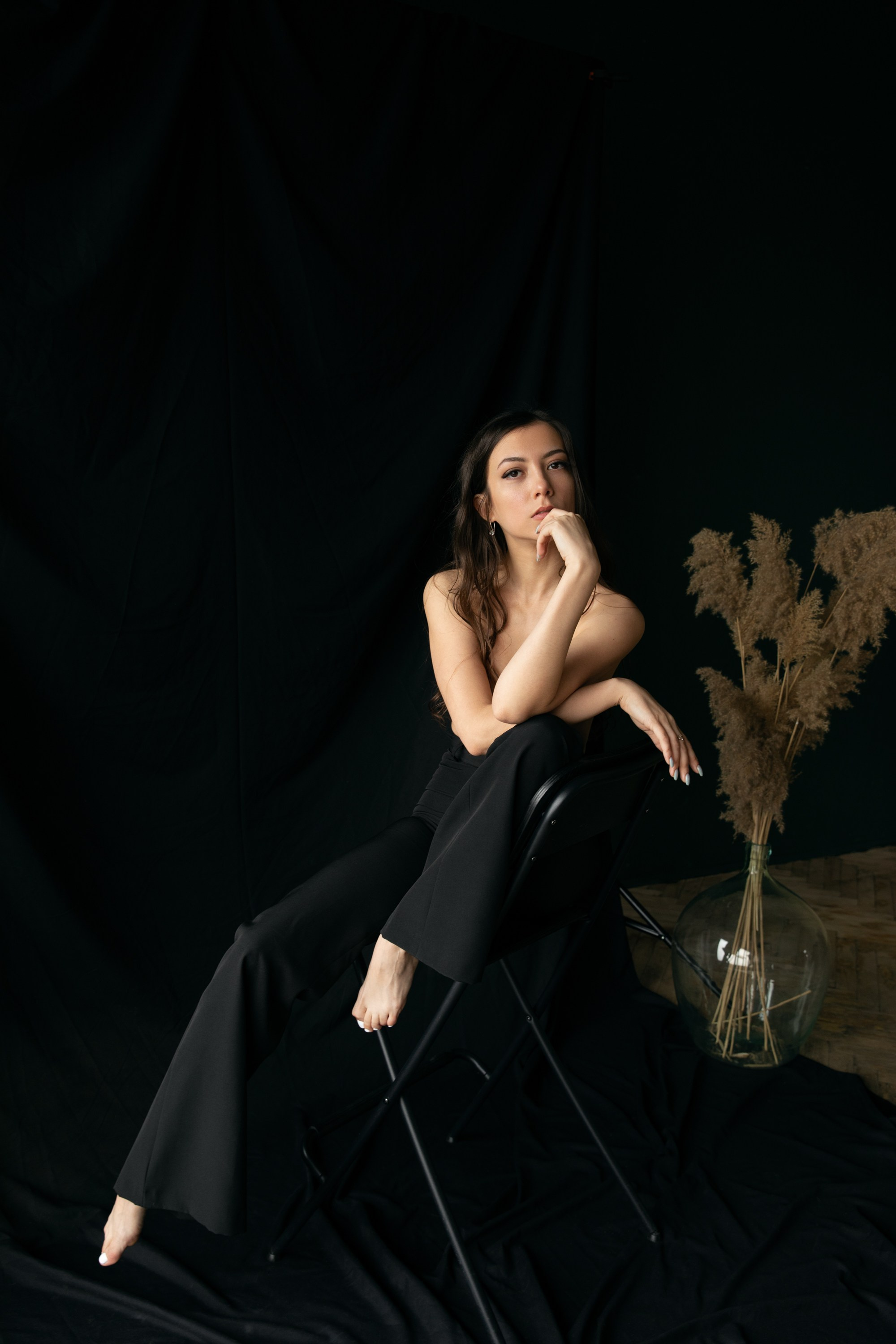 Fine-Art-Porträt einer barfüßigen Frau auf Stuhl