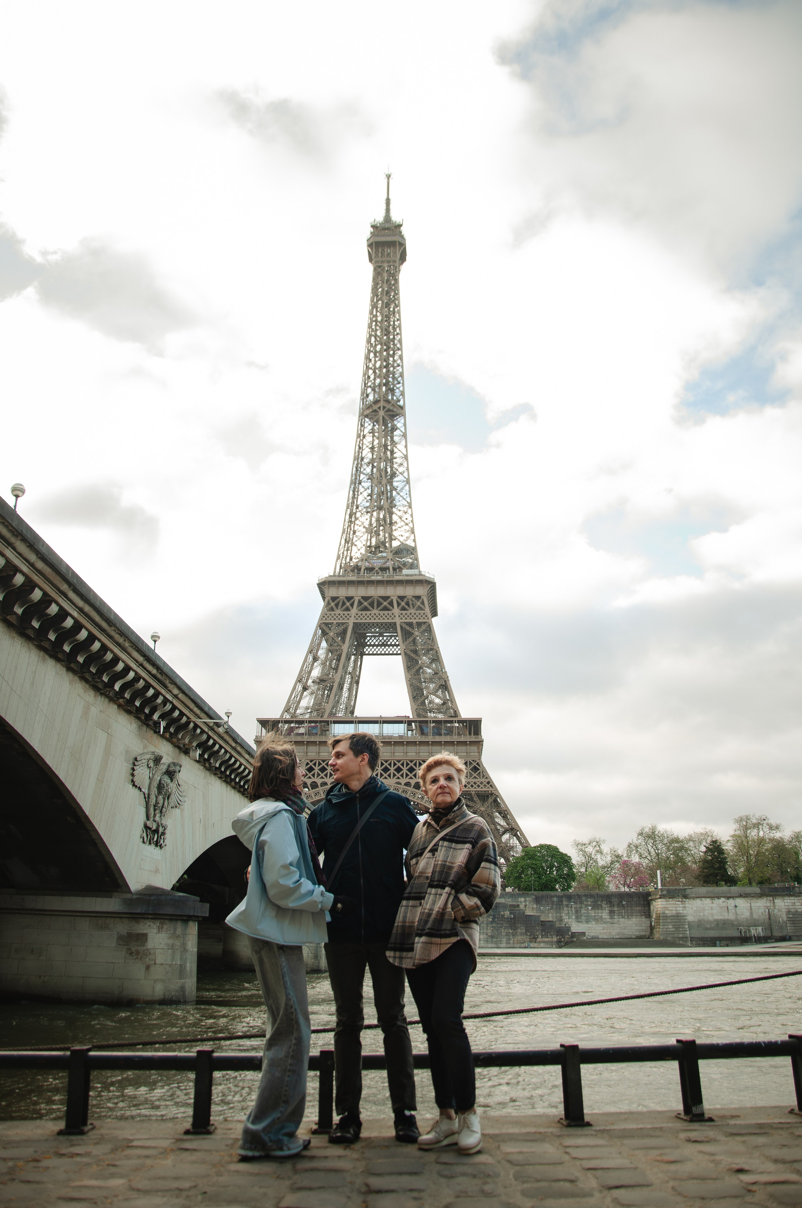 Family photoshoot at the Trocadero. Paris photographer — Polina Osipova