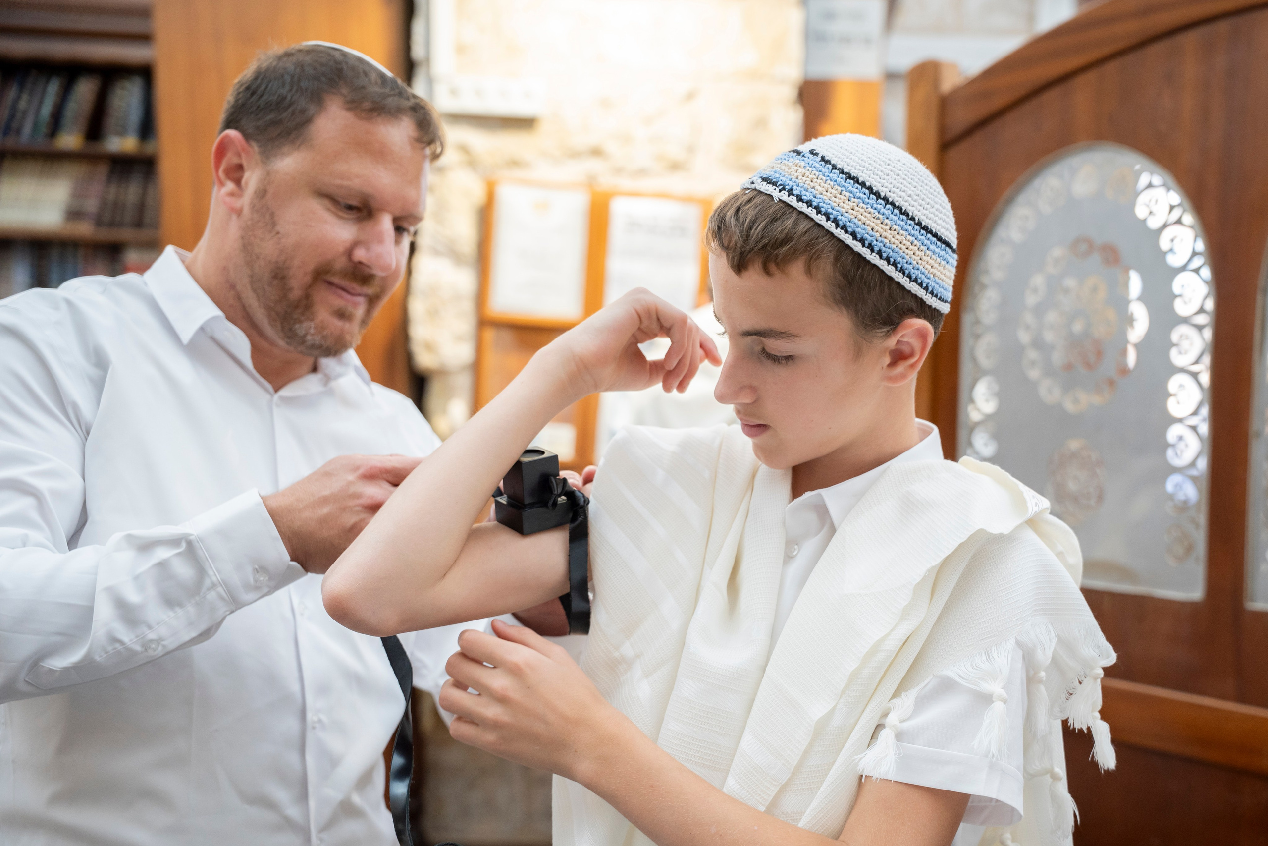 הנחת התפילין רפאל לוי. יוסף מזרחי צילום חתונה, ברית וזוגיות. צלם מקצועי שאוהב להוציא אתכם הכי יפים ברגעים הכי מרגשים