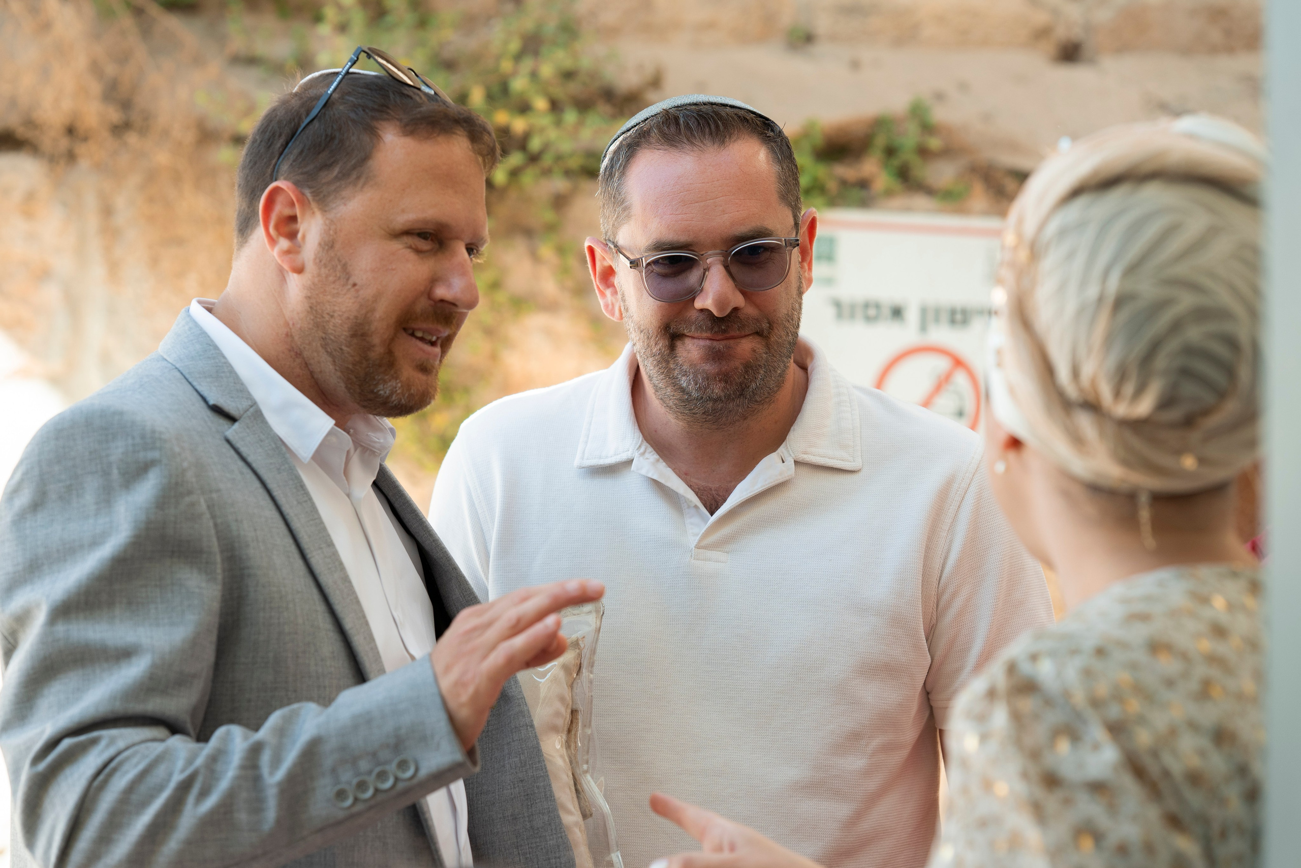 הנחת התפילין רפאל לוי. יוסף מזרחי צילום חתונה, ברית וזוגיות. צלם מקצועי שאוהב להוציא אתכם הכי יפים ברגעים הכי מרגשים