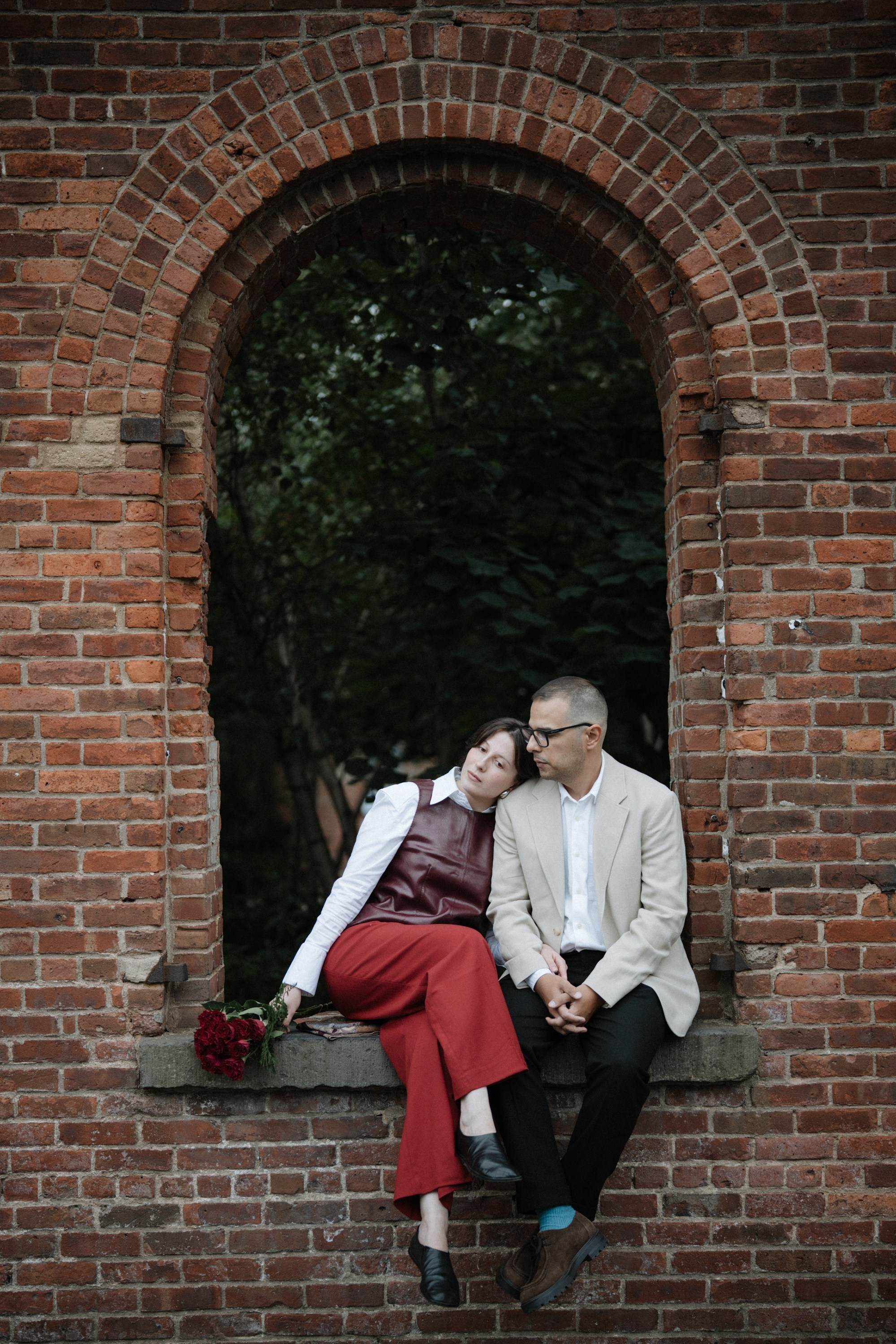 Couple in Dumbo. Portrait and wedding photographer in New York