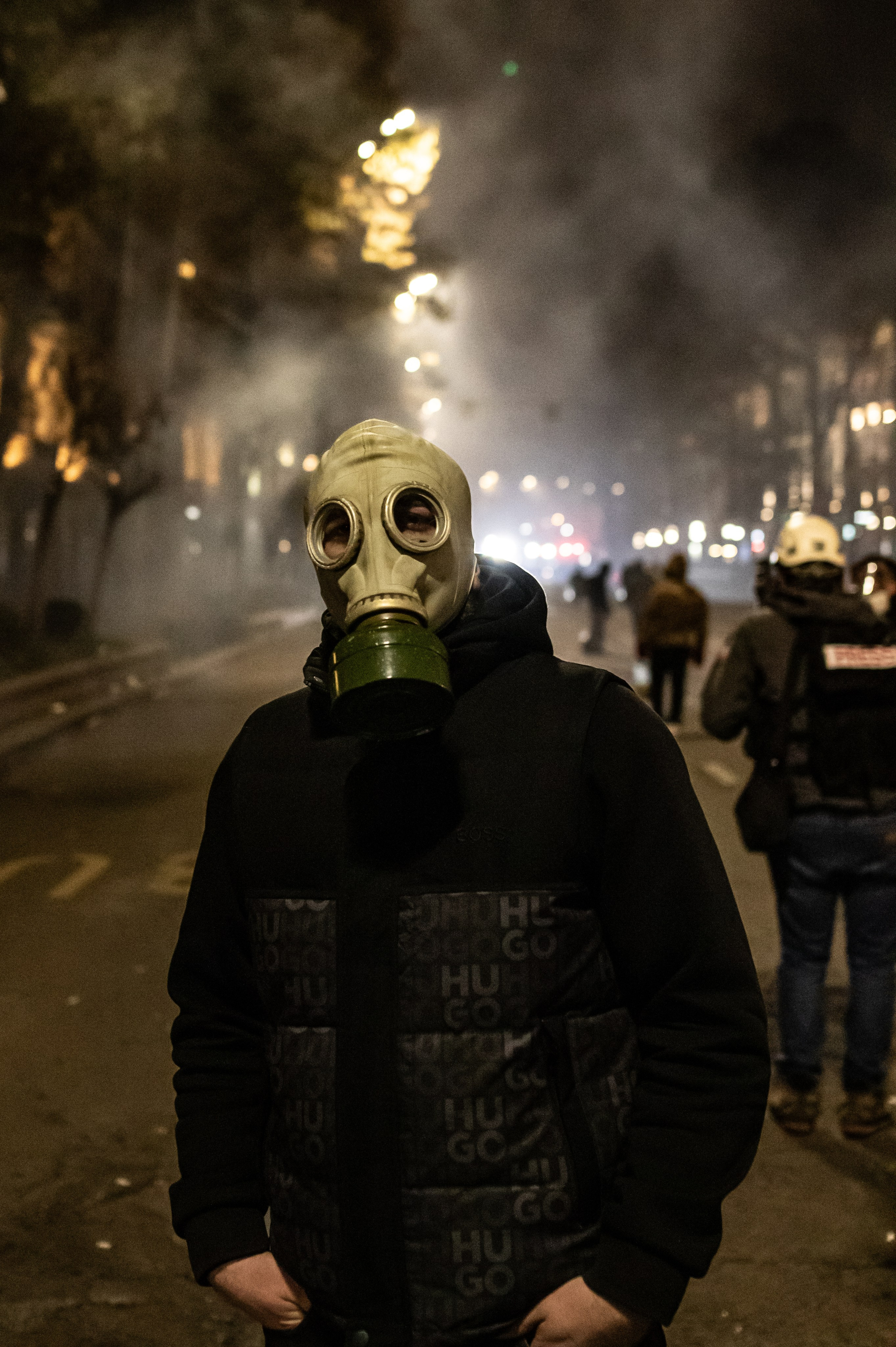 Portrait d’un manifestant portant un masque à gaz pendant les affrontements.