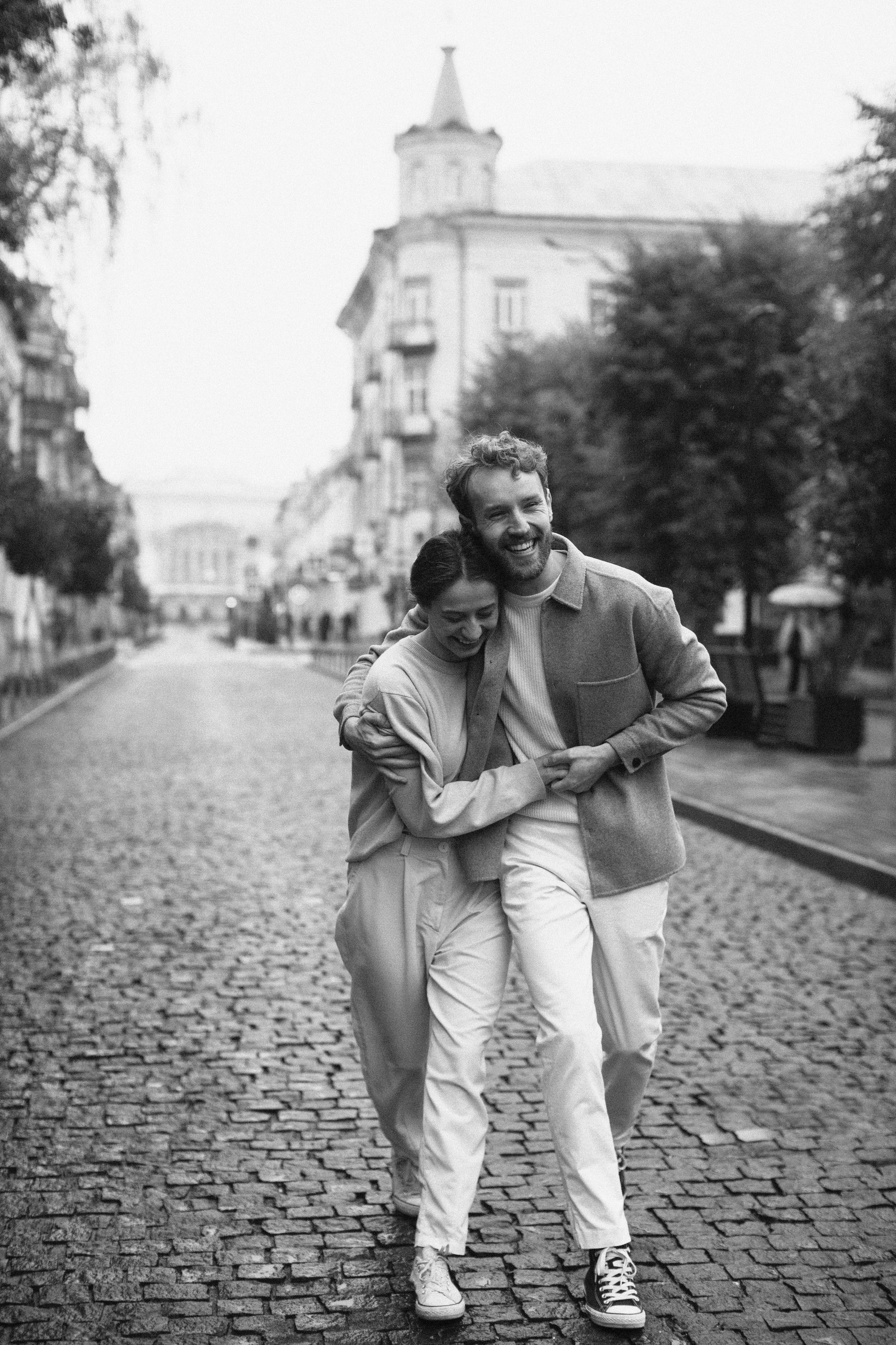 Liam & Emma: romantic rainy day photo session. Alice Bell — Wedding photographer in New York