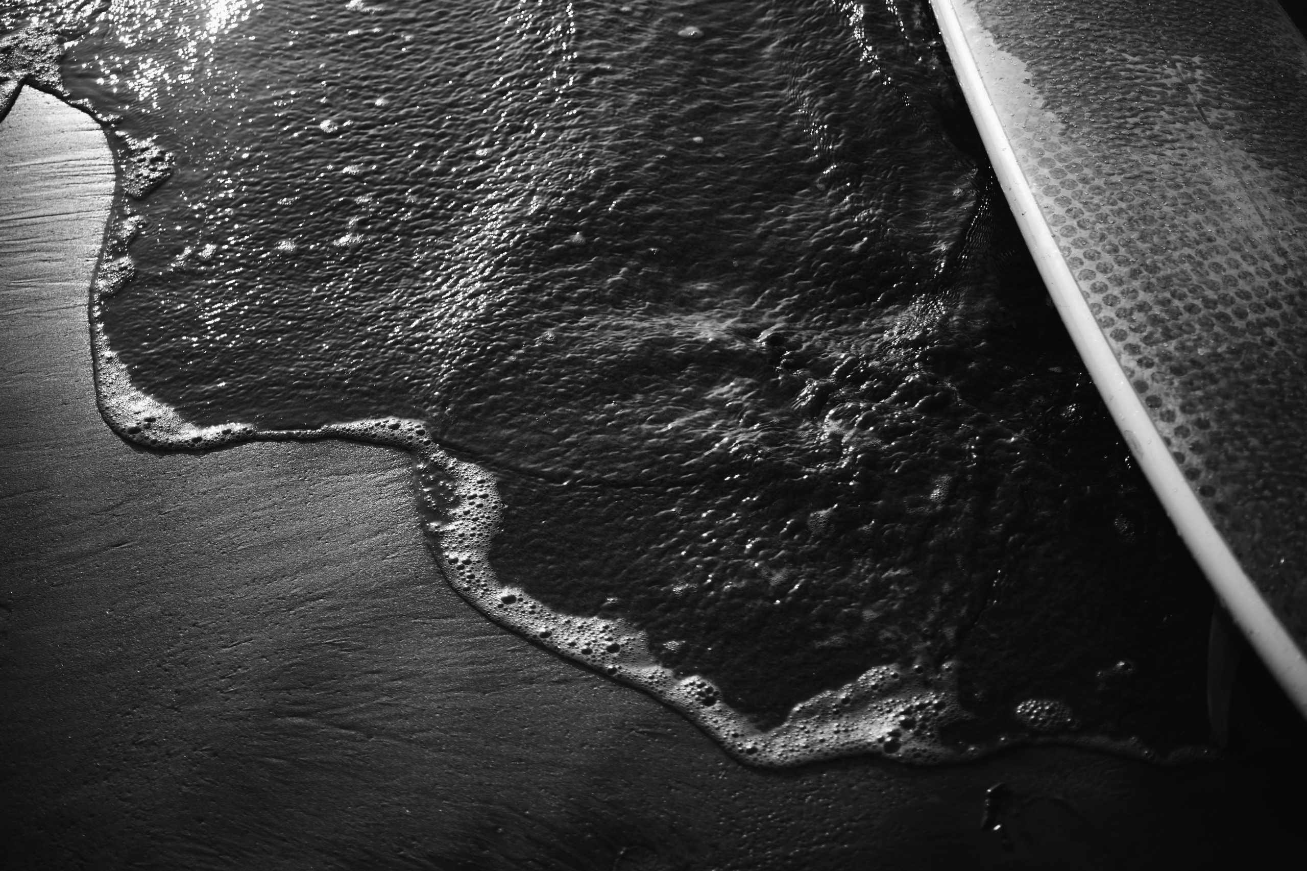 Photoshoot with a surfboard | BW