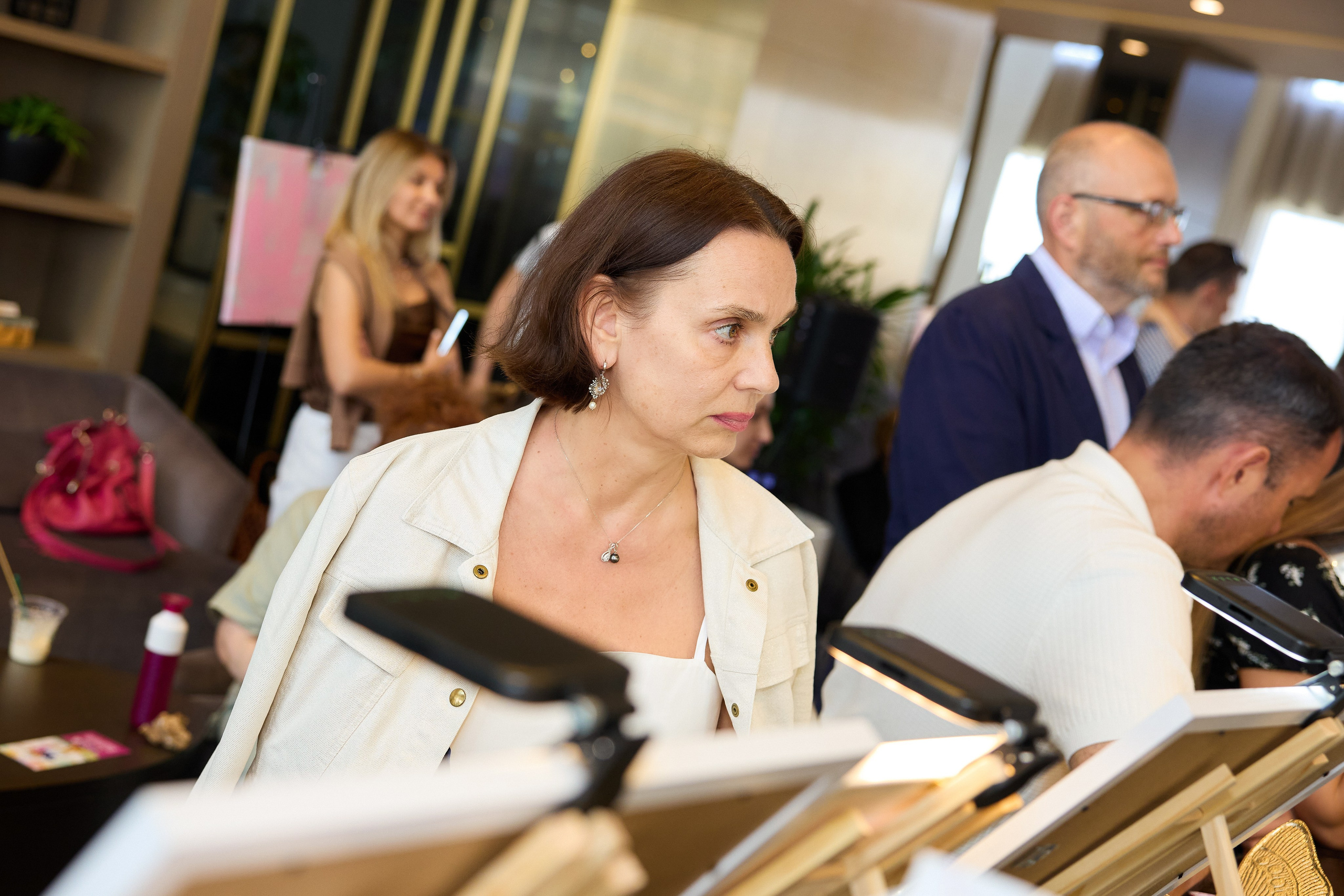 Авторская благотворительная художественная выставка Дианы Бортник. Фотограф Юлия Маковеева