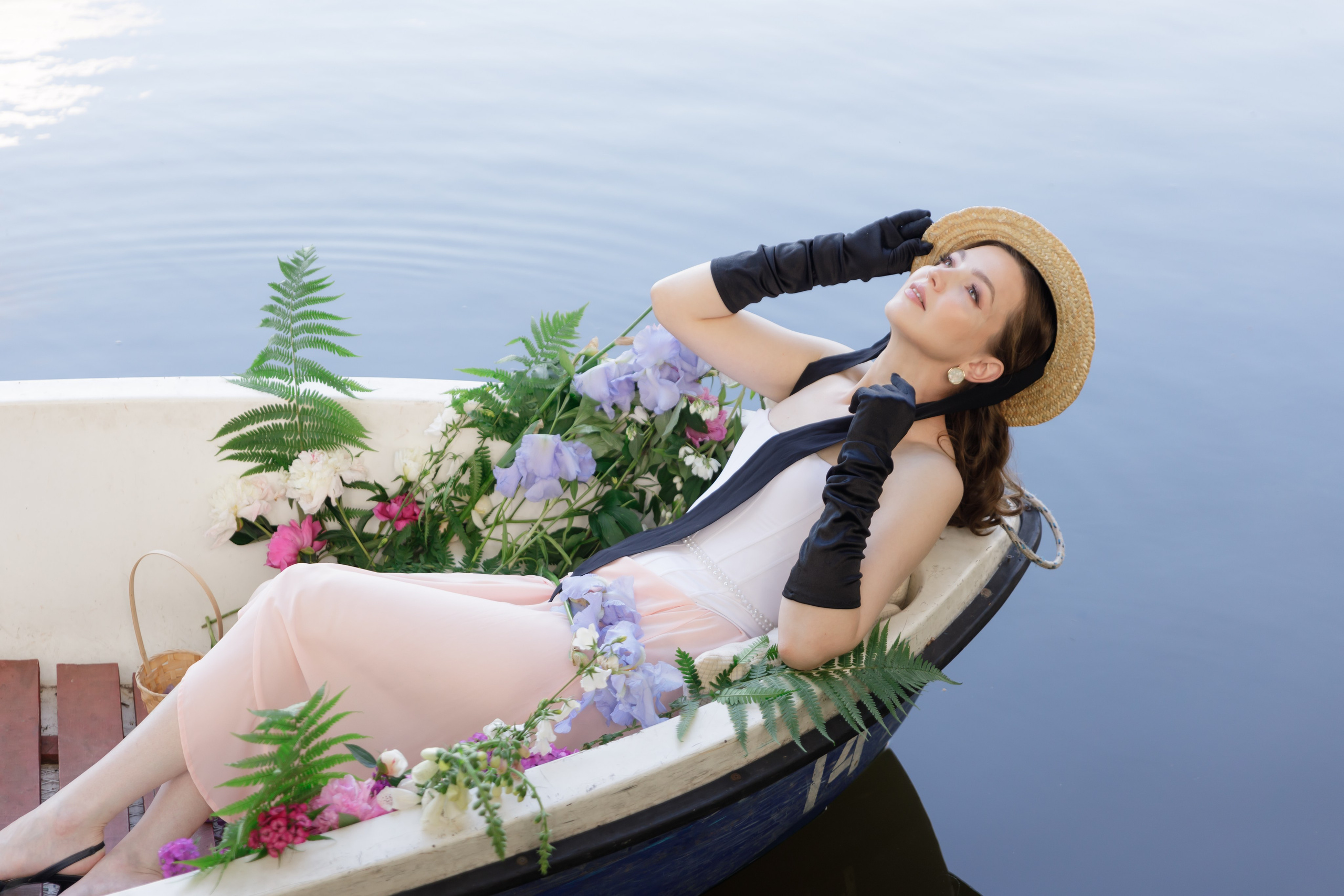 Boat & flowers. Photographer Anna Curly | Weddings and Events in Dubai