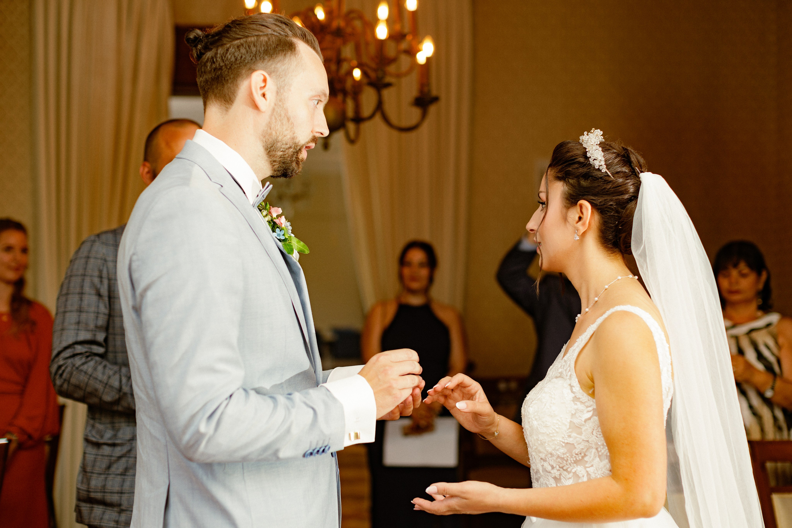 Hochzeitsfotografie in der Weißen Villa Elmshorn | Historischer Charme in Schleswig-Holstein. Hochzeitsfotograf und Hochzeitsvideograf aus Hamburg | Roka21Film