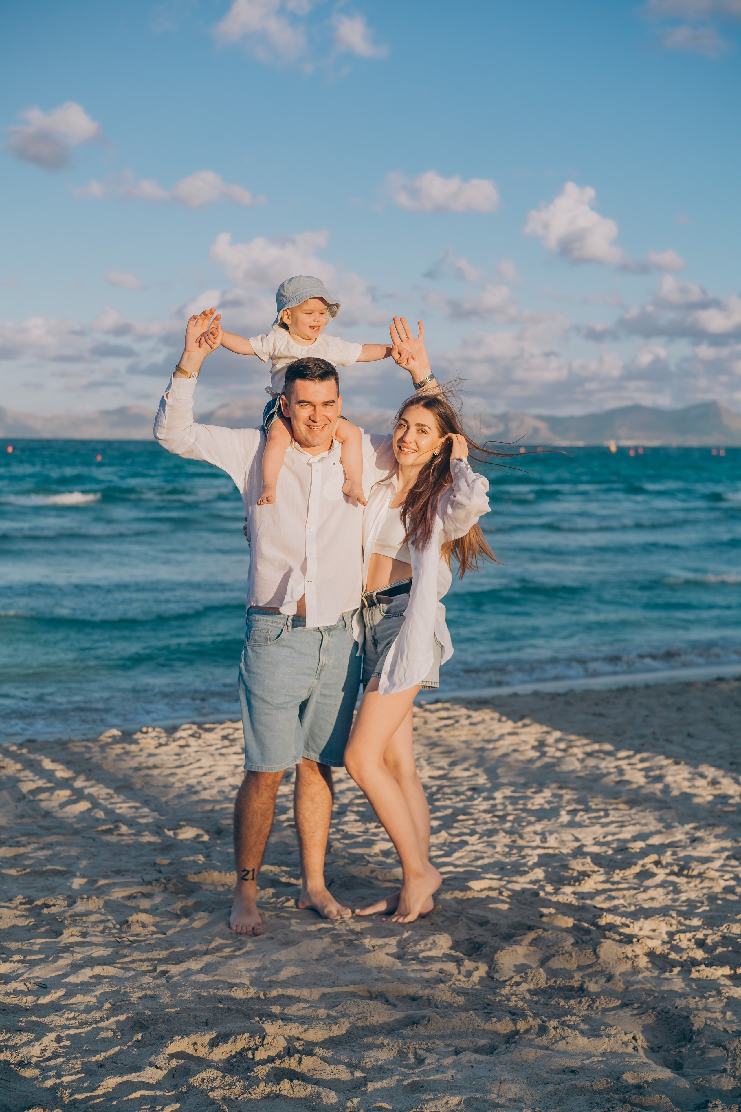 Sophisticated Tanya with her daughter and husband. Фотограф у Пальма де Майорка