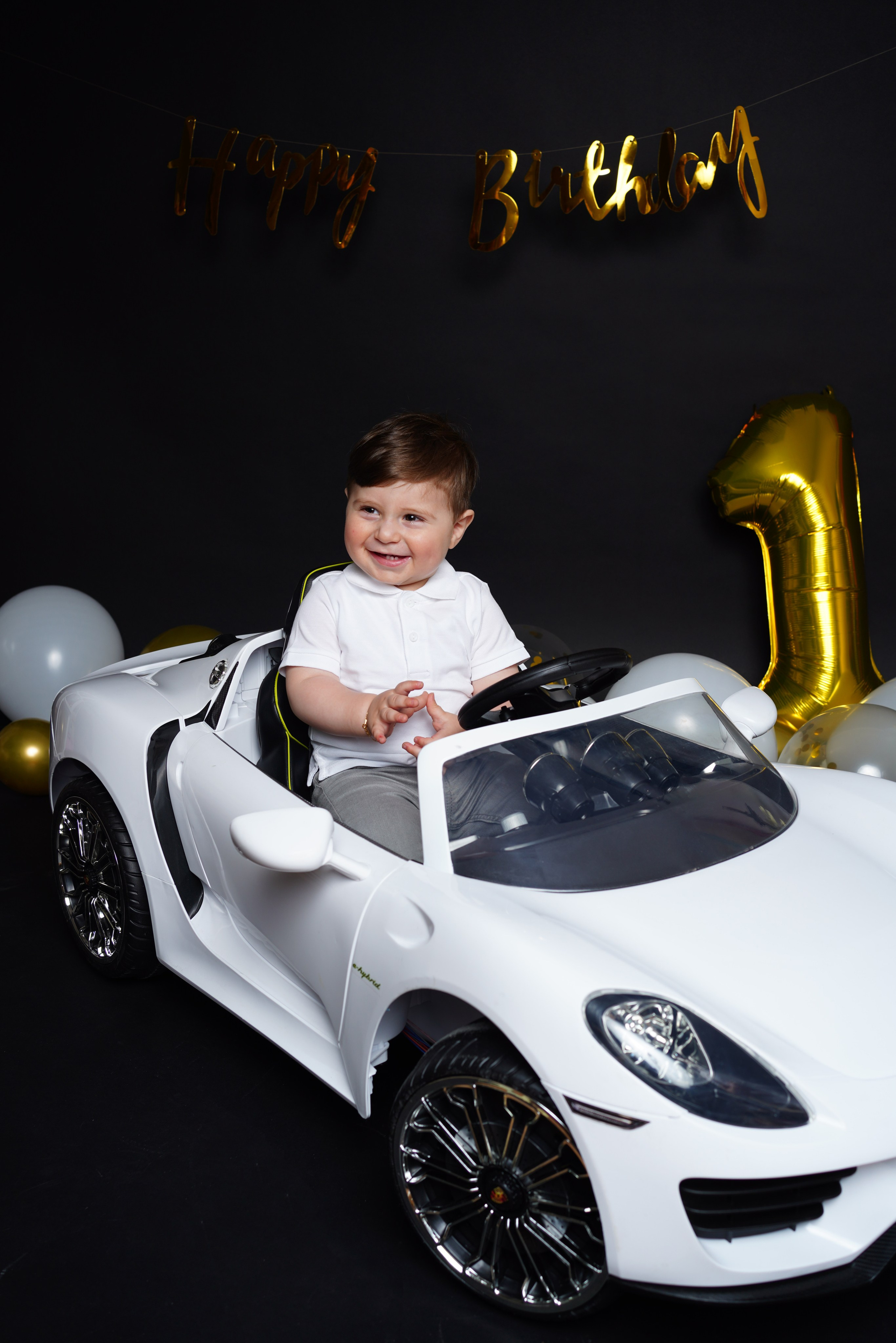 Feiern mit Freunden und Familie: Das Geburtstagskind lacht fröhlich, umgeben von lieben Menschen und Luftballons