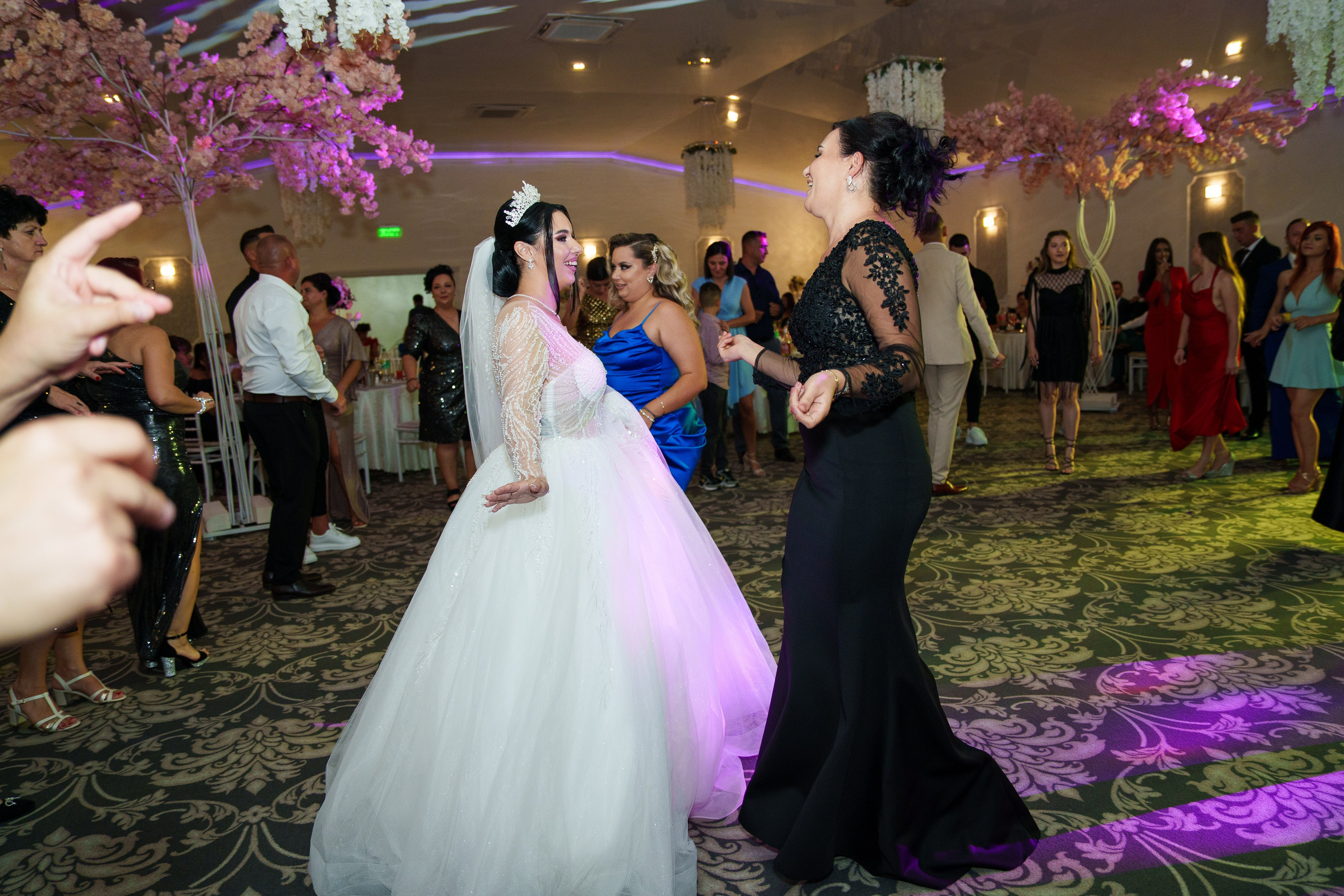 Bella & Adi. Foto Studio — Fotograf de evenimente, nunti, botezuri, portrete