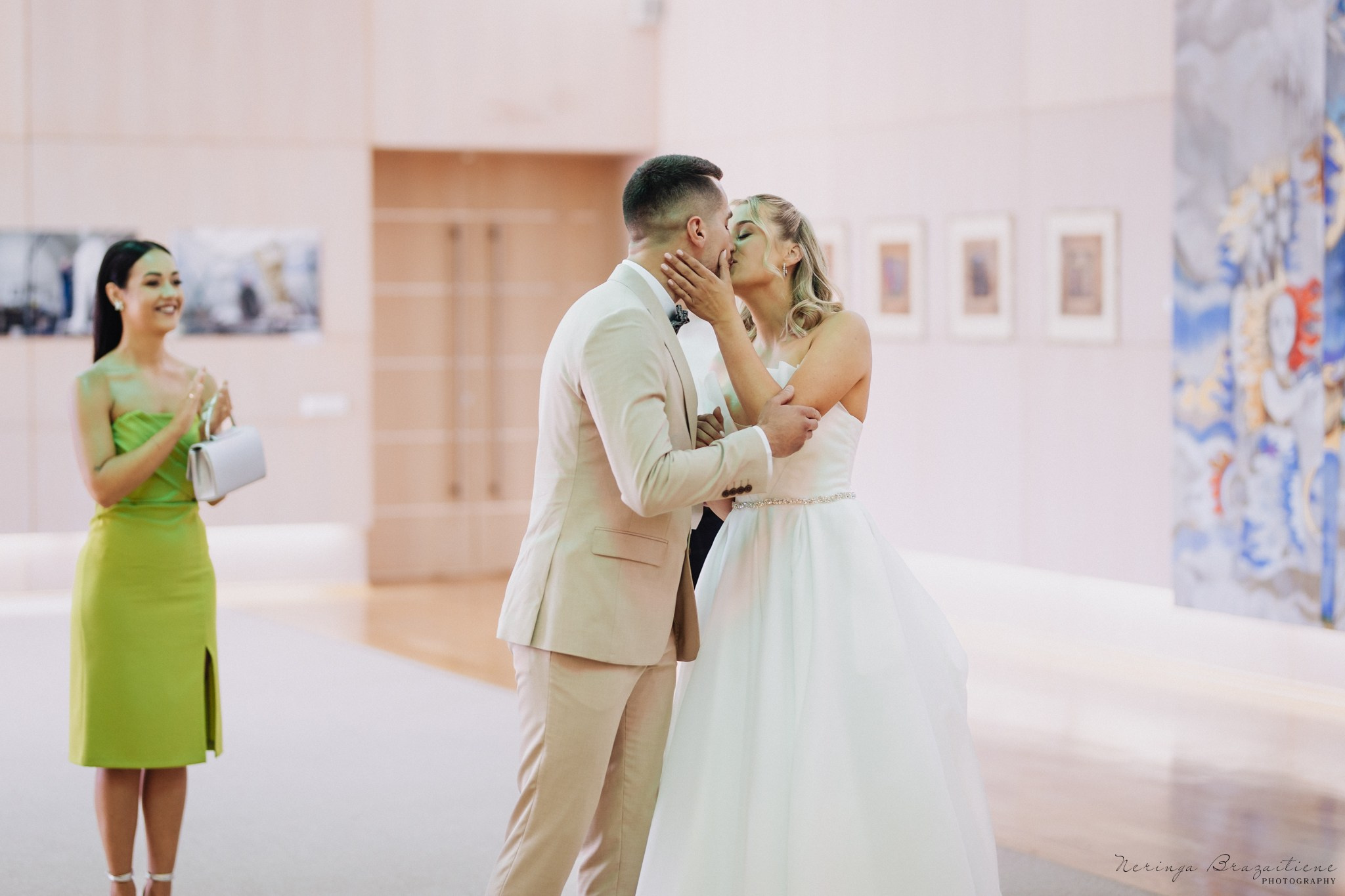 Vestuvinė fotosesija Kaune, Vienybės aikštėje, prie Lietuvos banko