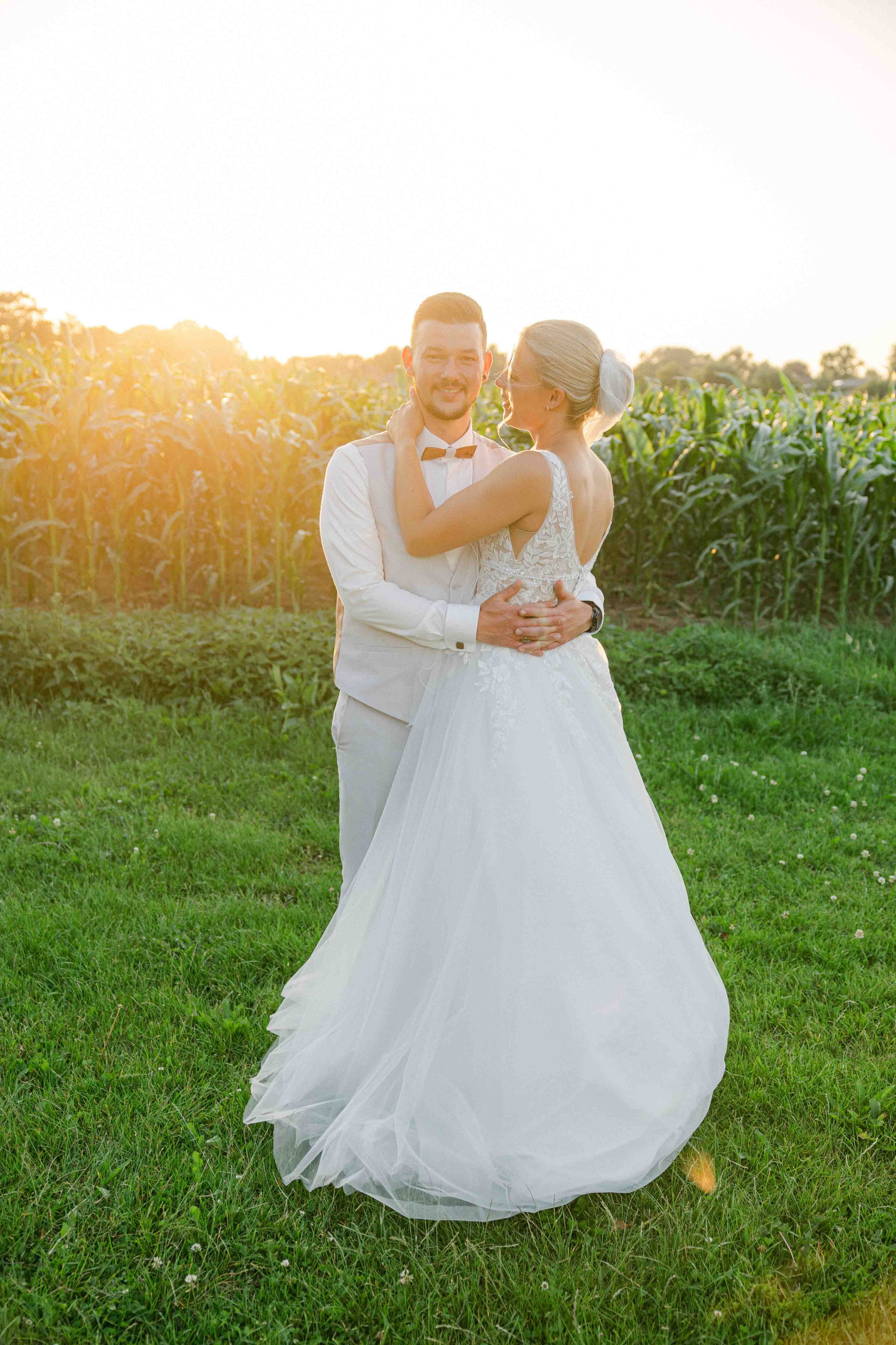 sonnenuntergang fotoshooting bei hochzeit im ak happiness 