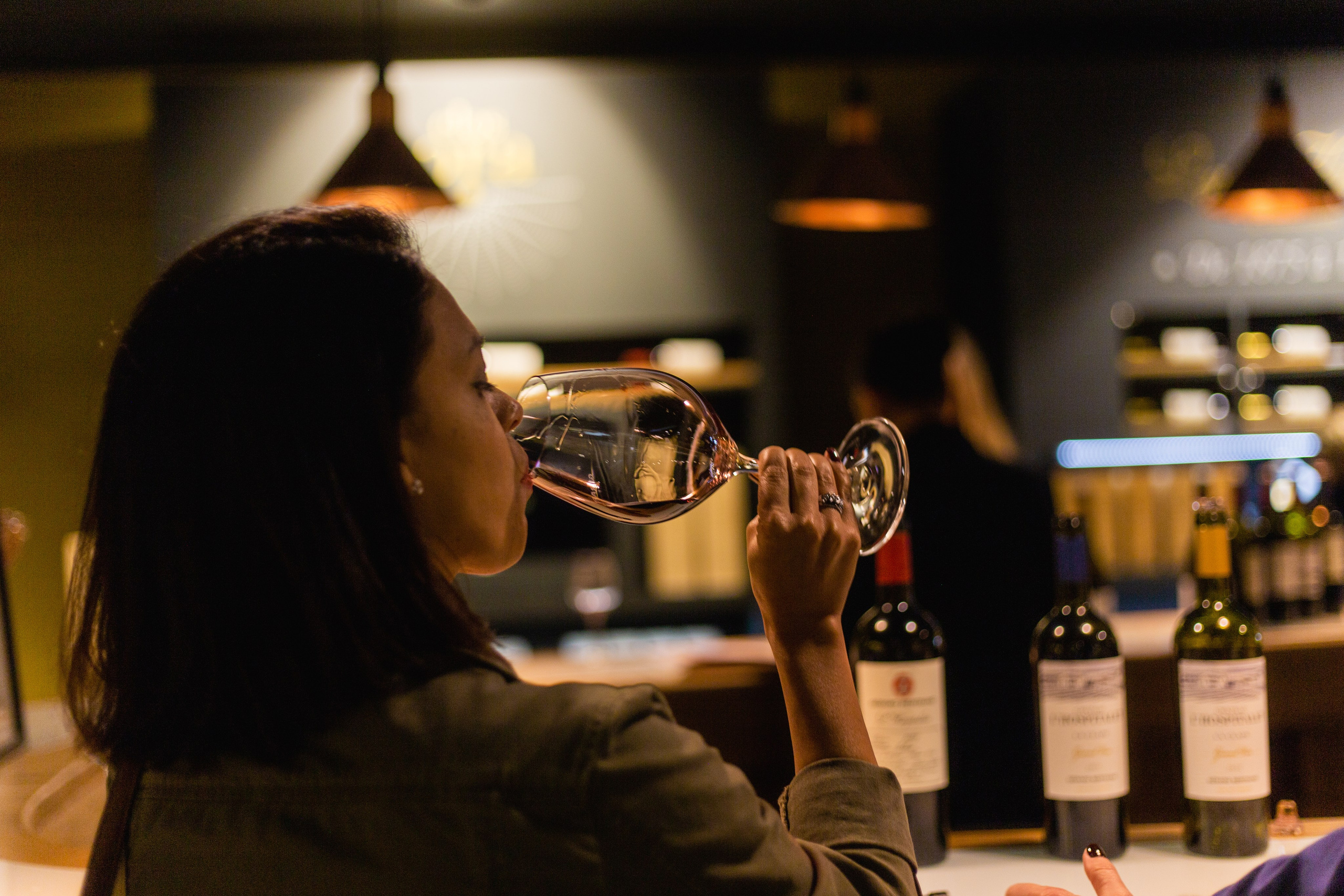 Photographe pour sommelière – Séance photo professionnelle pour entreprise. Photographe professionnelle à Poitiers, Tours et Châtellerault | Studio photo entre Poitiers et Tours – portraits, familles, entreprises, ma