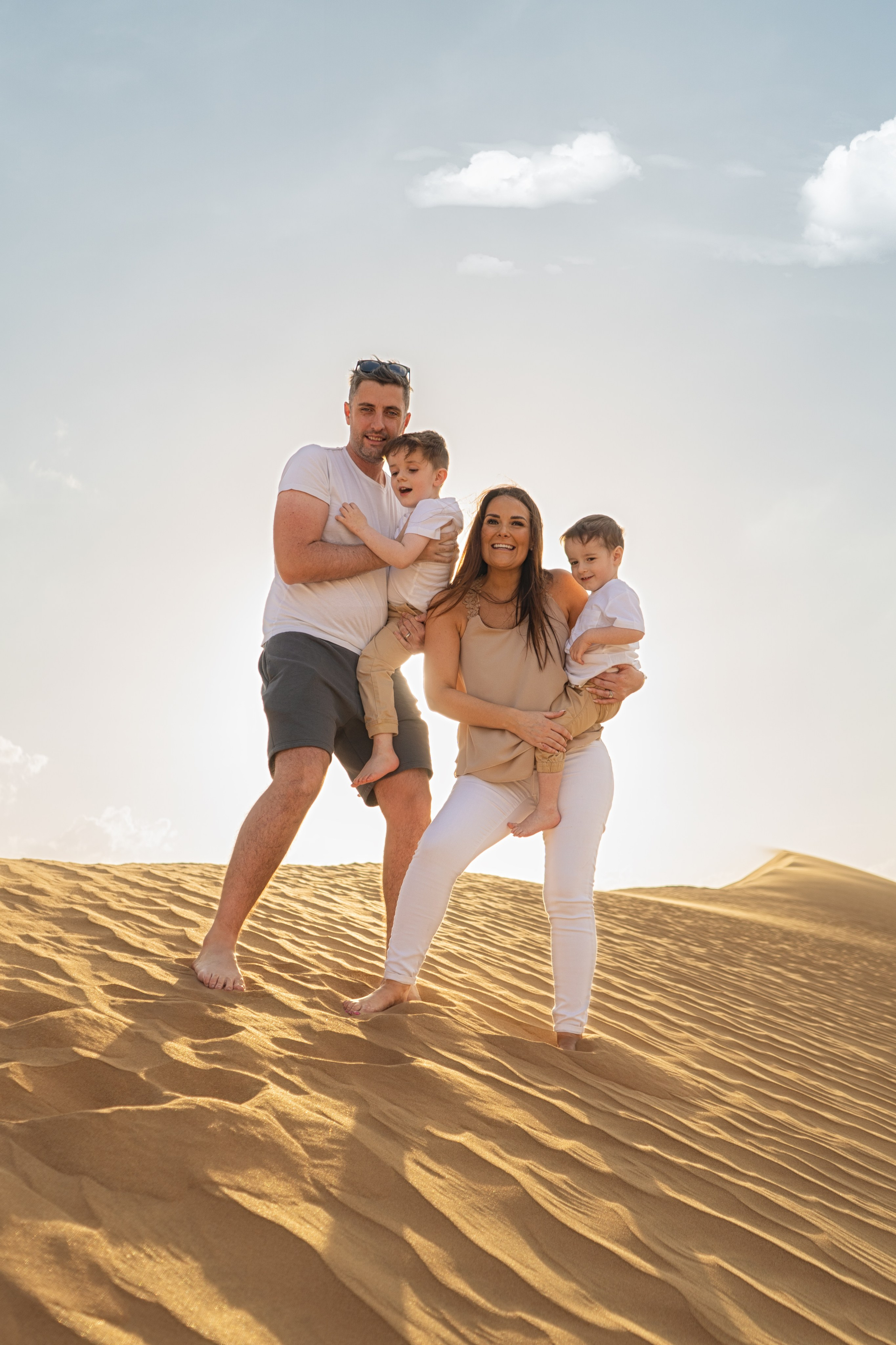 Photographer in the Abu Dhabi desert. Book a shoot in the Dubai desert, UAE. Romance of the East. The endless desert of the Emirates. Photos in the desert. Minimalism in photography. Nice photo sessions in the desert