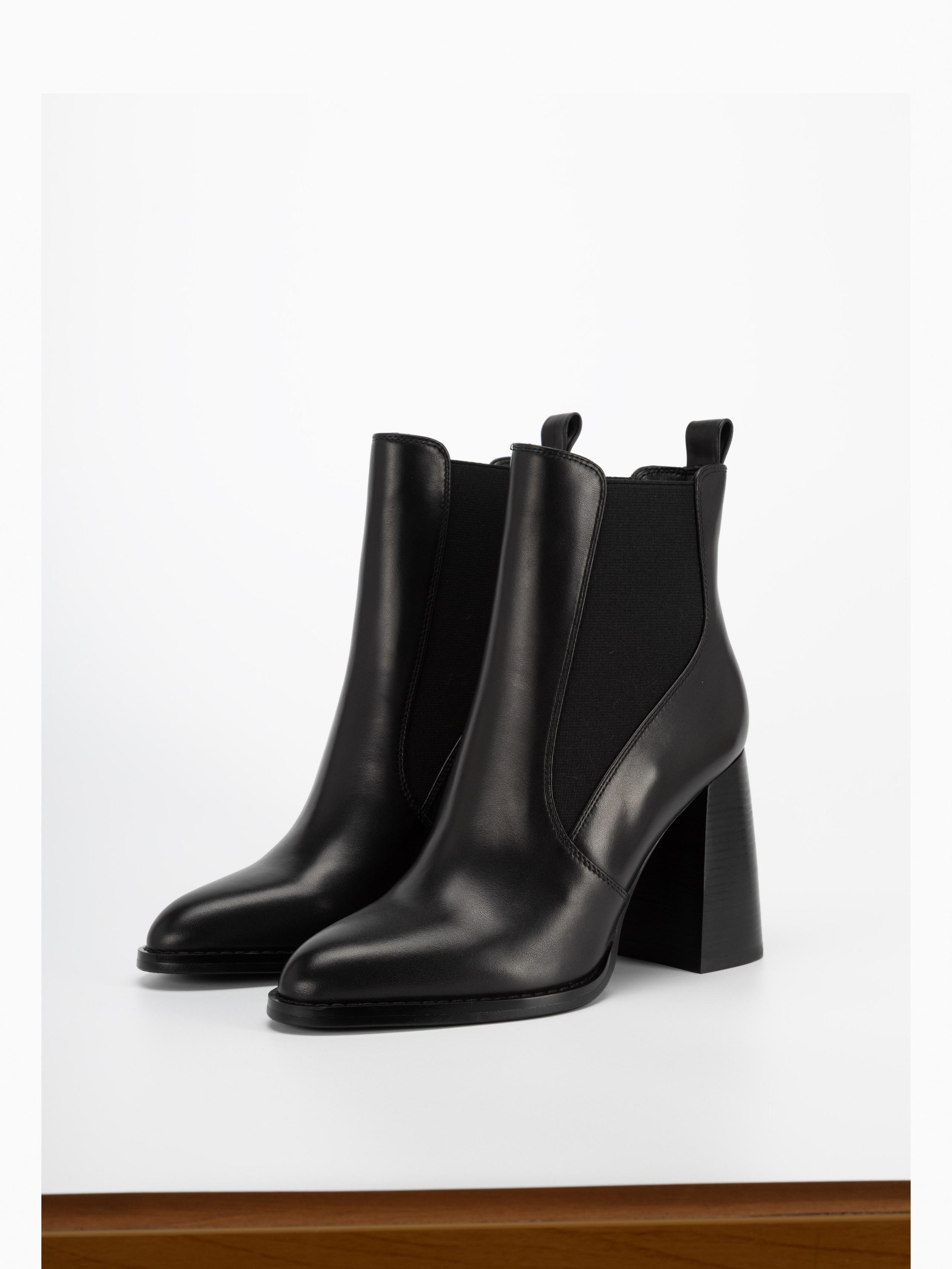 Съёмка обуви. Предметная фотосъемка в Алматы. Студия фото и видео съемки товаров