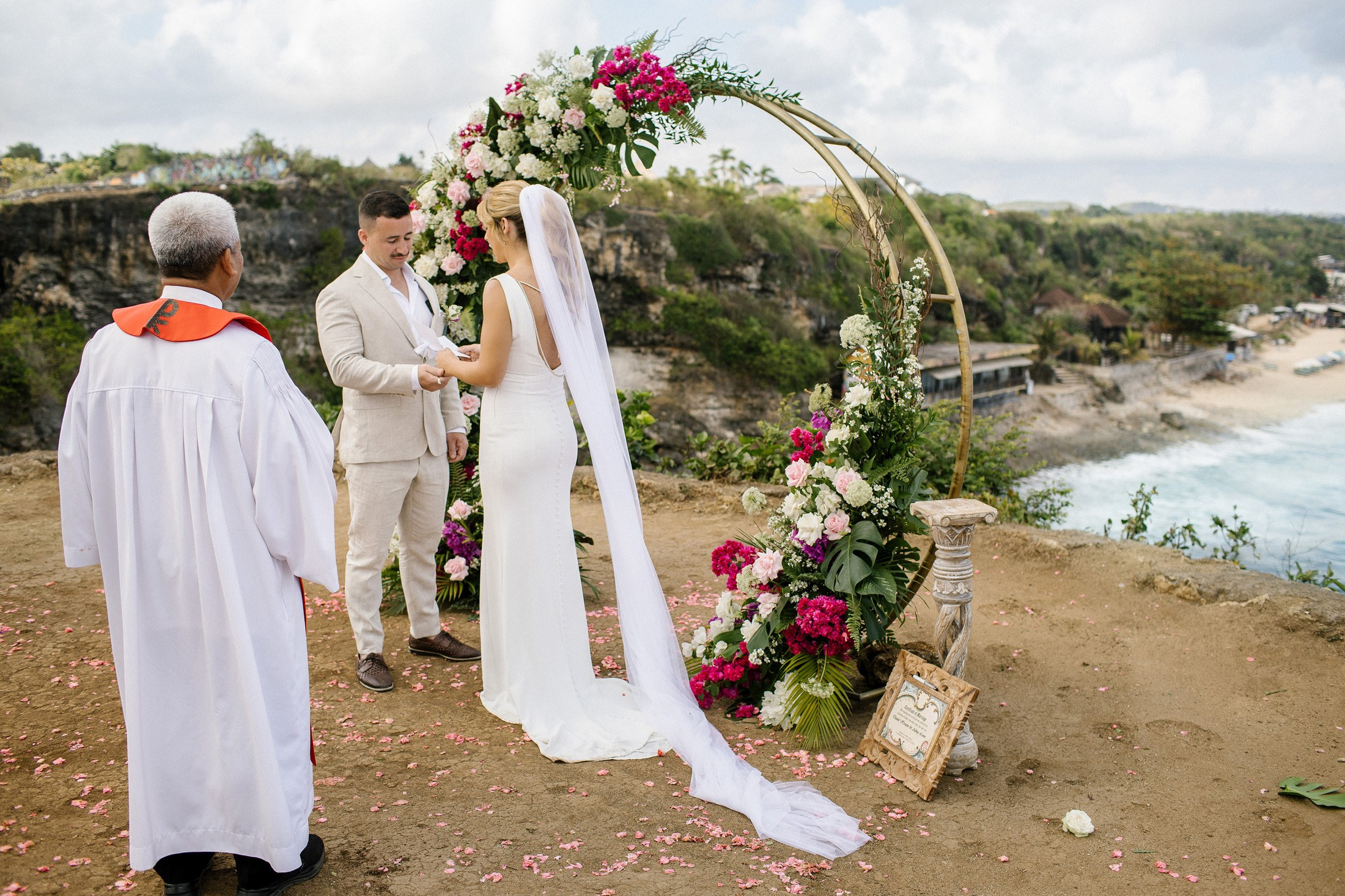 Escape to Bali on a cliff. Get.it.feel — Aesthetic Photography and Videography