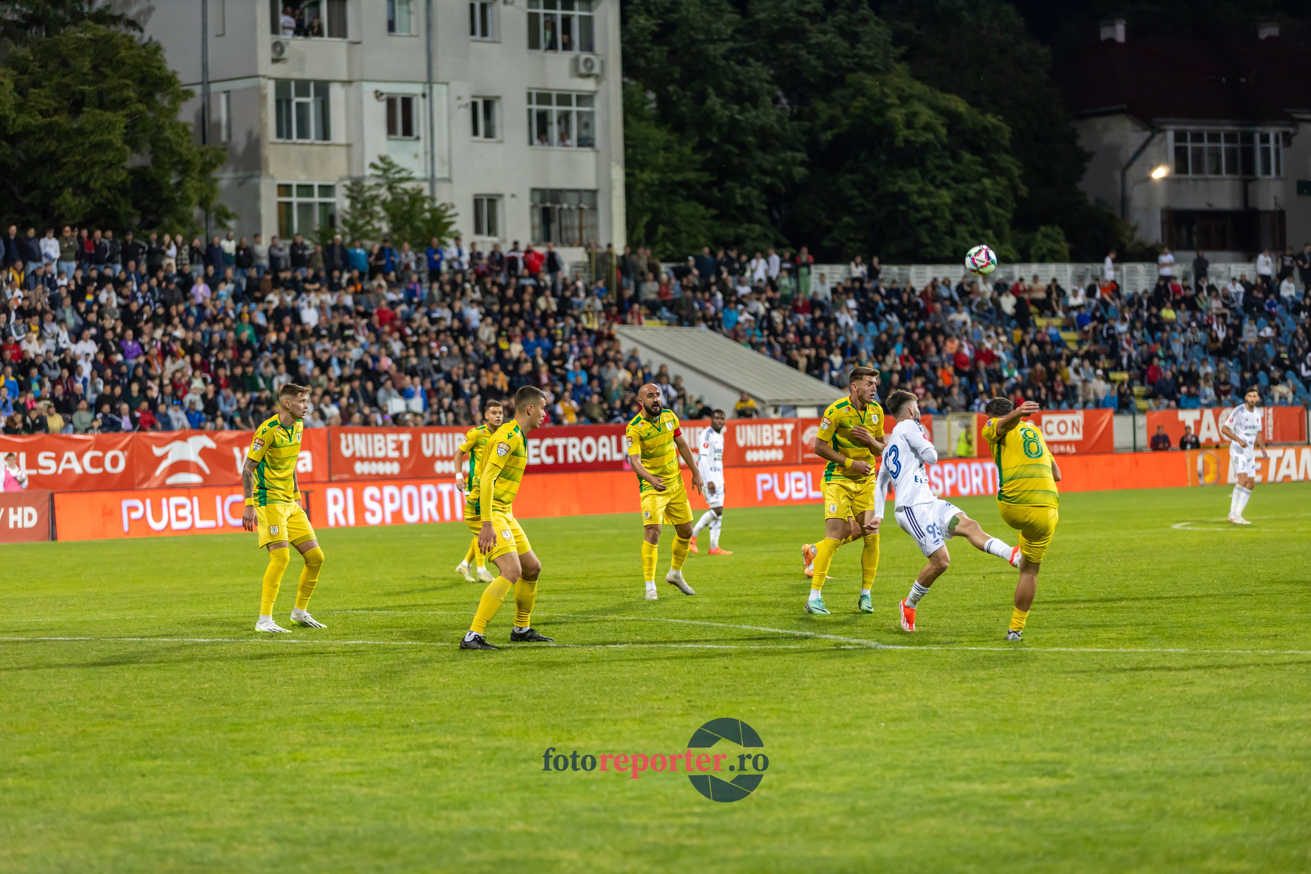 Galerie Foto: FC Botoșani vs. CS Mioveni - Pe 17 mai 2024, am fost martorii unei partide incredibile între FC Botoșani și CS Mioveni, în prima manșă a barajului pentru evitarea retrogradării. În fața unui stadion plin de emoție și speranță, echipa noastră a obținut o victorie importantă, cu un gol marcat de Aldair în minutul 93. 💪 *FC Botoșani 1-0 CS Mioveni*⚽️ Urmăriți momentele cheie ale meciului și bucuria suporterilor în această galerie foto! Pregătiți-vă pentru meciul de retur de pe 24 mai, când vom lupta din nou pentru a rămâne în prima ligă.#FCBotoșani #CSMioveni #BarajRetrogradare #ForzaBotoșani 